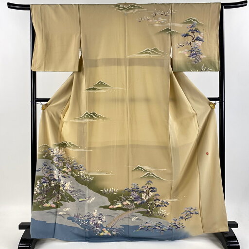 訪問着 身丈169cm 裄丈66cm M 袷 落款あり 松竹梅 風景 ぼかし ベージュ 正絹 美品 秀品 一つ紋 【中古】 訪問着 身丈169cm 裄丈66cm M 袷 落款あり 松竹梅 風景 ぼかし ベージュ 正絹 美品 秀品 一つ紋 【中古】