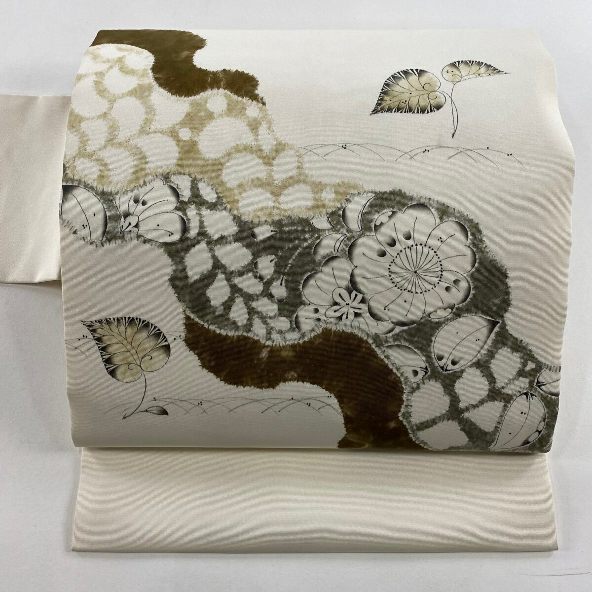 【在庫一掃】 名古屋帯 逸品 小倉淳史 落款あり 辻が花 霞 クリーム 正絹 【中古】のサムネイル