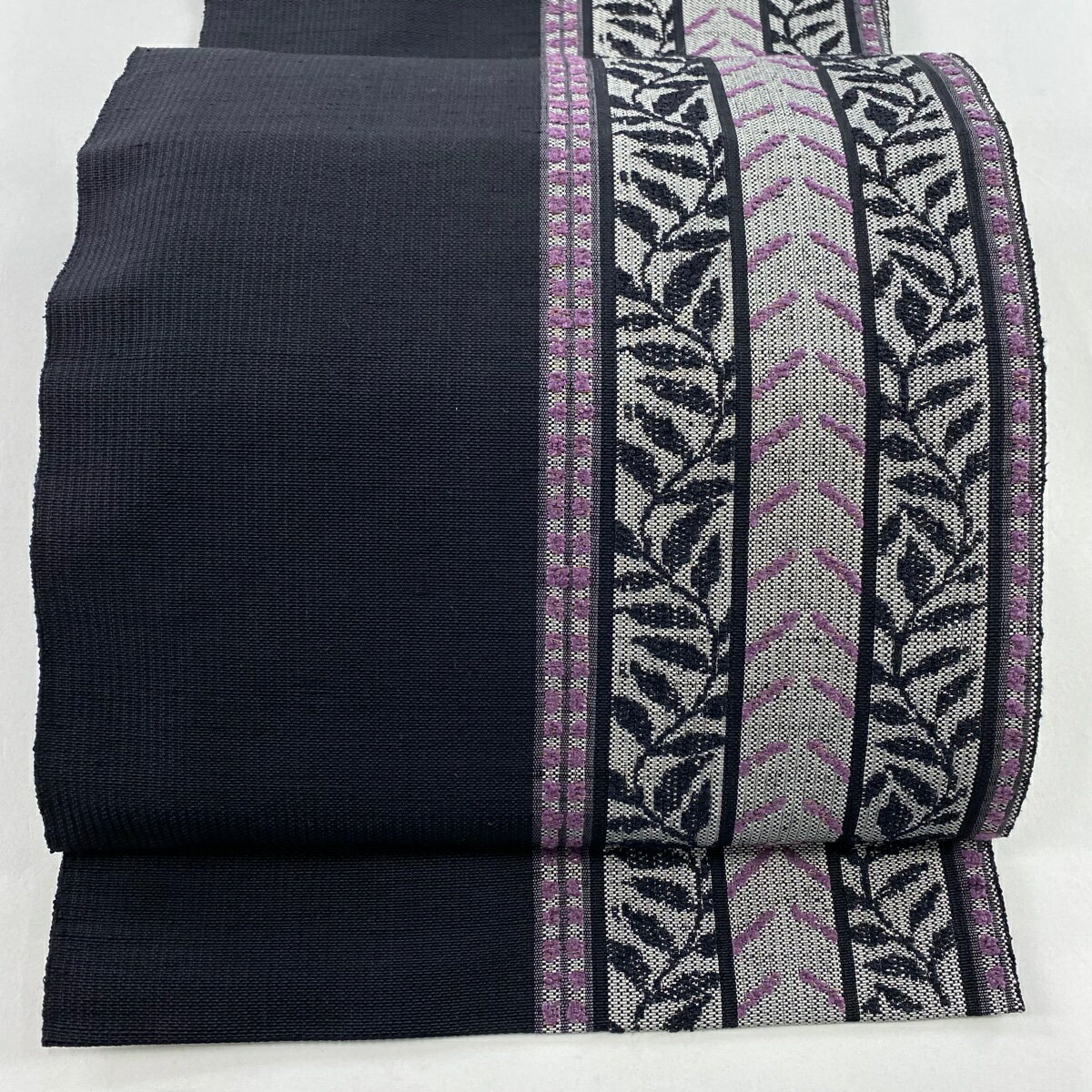 名古屋帯 美品 秀品 紬地 松葉仕立て 八寸名古屋帯 葉柄 縞 黒 正絹 【中古】のサムネイル