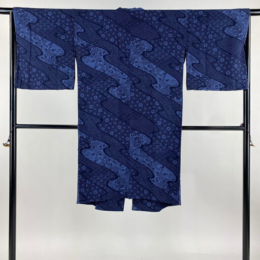 道中着 身丈107cm 裄丈65.5cm M 和装コート 流水 菊 縮緬 藍色 正絹 美品 逸品 【中古】 道中着 身丈107cm 裄丈65.5cm M 和装コート 流水 菊 縮緬 藍色 正絹 美品 逸品 【中古】