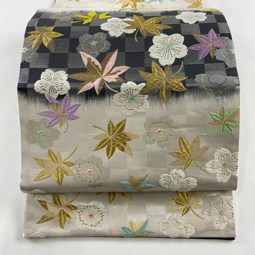 袋帯 逸品 山口美術織物 落款あり 市松春秋文 楓 金糸 刺繍 灰白 六通 正絹 【中古】 袋帯 逸品 山口美術織物 落款あり 市松春秋文 楓 金糸 刺繍 灰白 六通 正絹 【中古】