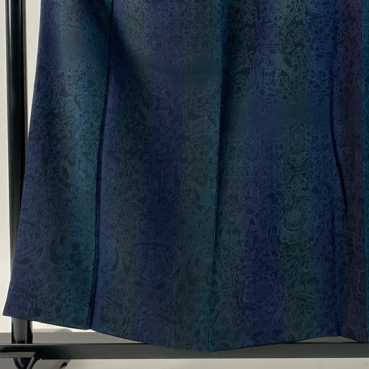 小紋 身丈155.5cm 裄丈63cm S 袷 前田仁仙 やまと 落款あり 華文 花唐草 縦ぼかし 縮緬 黒 正絹 美品 逸品 【中古】