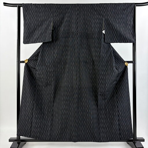 お召 身丈160cm 裄丈63cm S 袷 矢羽 黒 正絹 美品 逸品 【中古】 お召 身丈160cm 裄丈63cm S 袷 矢羽 黒 正絹 美品 逸品 【中古】