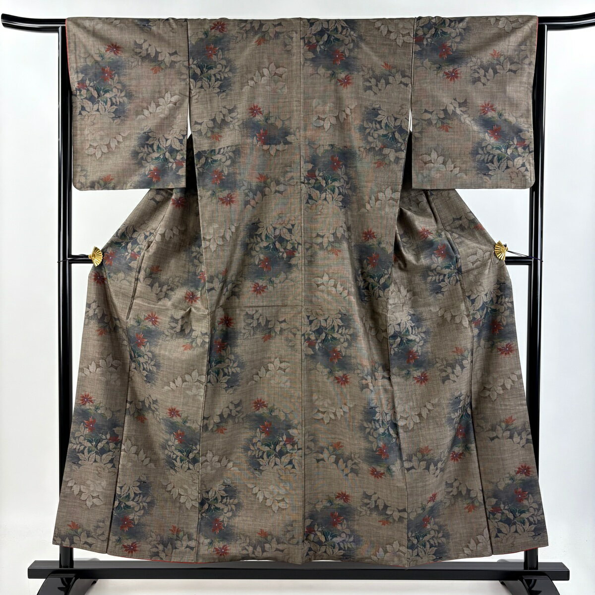 紬 身丈155.5cm 裄丈63.5cm S 袷 草花 シルエット 焦茶色 正絹 名品 【中古】