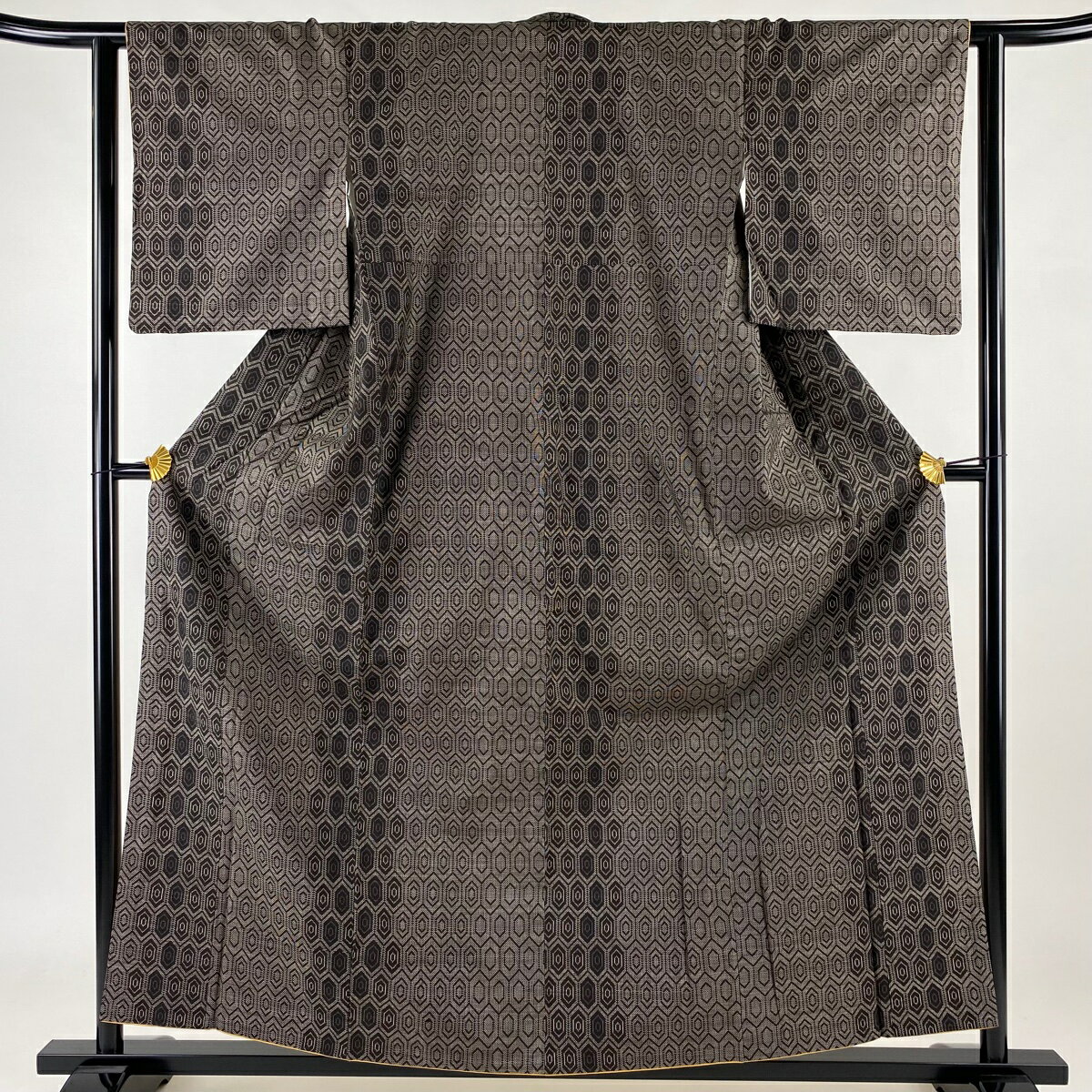 紬 身丈159cm 裄丈62cm S 袷 子持ち亀甲 焦茶色 正絹 秀品 【中古】 msp50