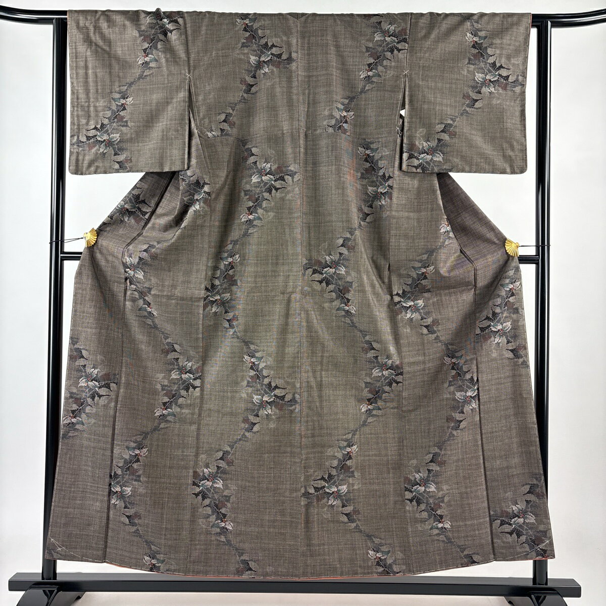 大島紬 身丈156.5cm 裄丈62.5cm S 袷 証紙あり 葉と実 シルエット 純泥染 焦茶色 正絹 美品 秀品 【中古】