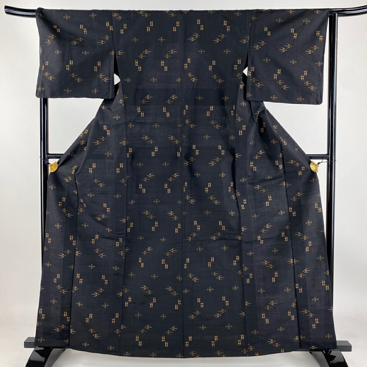 紬 身丈163cm 裄丈65cm M 単衣 燕 井桁絣 墨色 正絹 美品 名品 【中古】