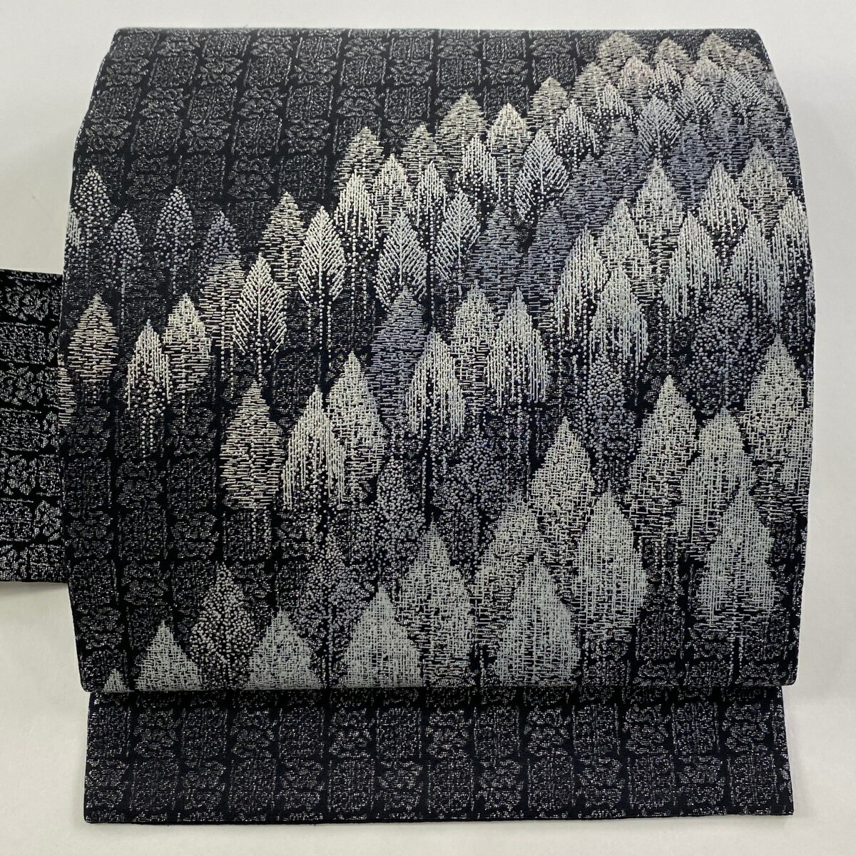 名古屋帯 逸品 和田光正 落款あり 樹木 銀糸 黒 正絹 【中古】