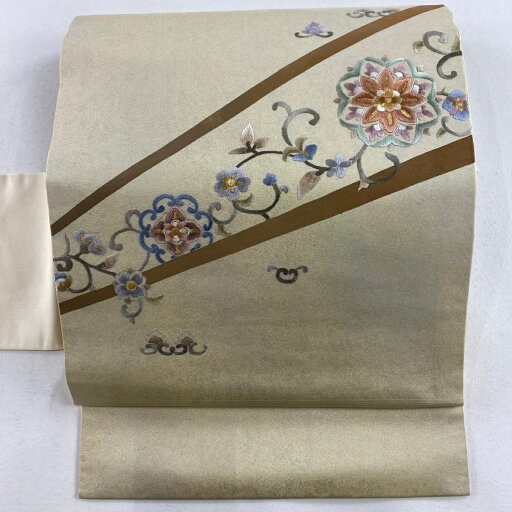名古屋帯 秀品 華文 花唐草 刺繍 金糸 ベージュ 正絹 【中古】 名古屋帯 秀品 華文 花唐草 刺繍 金糸 ベージュ 正絹 【中古】