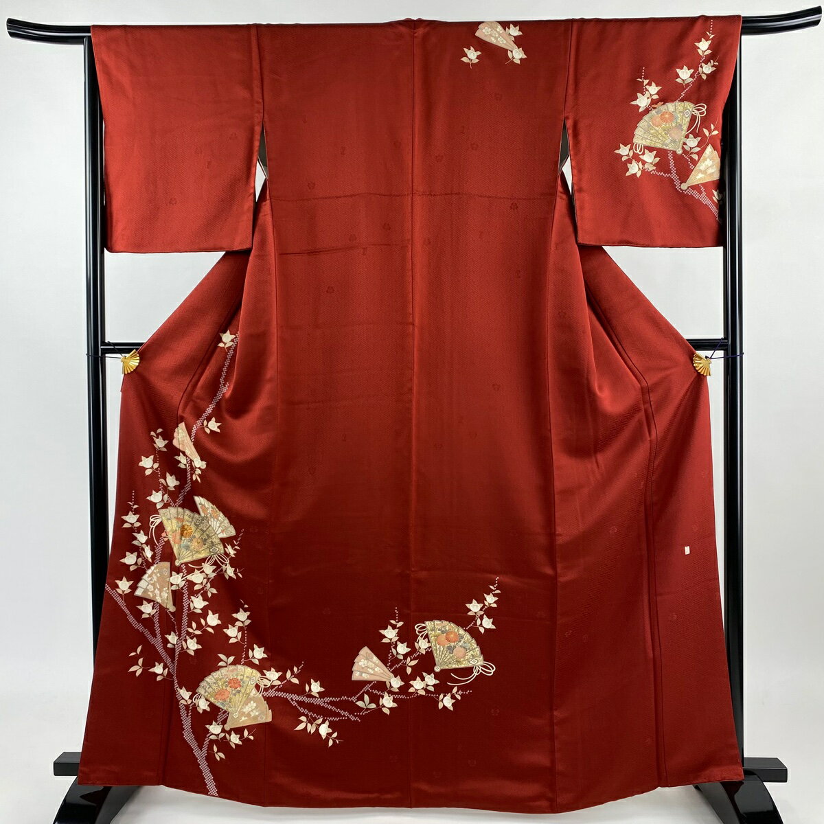付下げ 身丈164cm 裄丈66.5cm M 袷 落款あり 桧扇 菊 刺繍 金糸 えんじ色 正絹 名品 【中古】