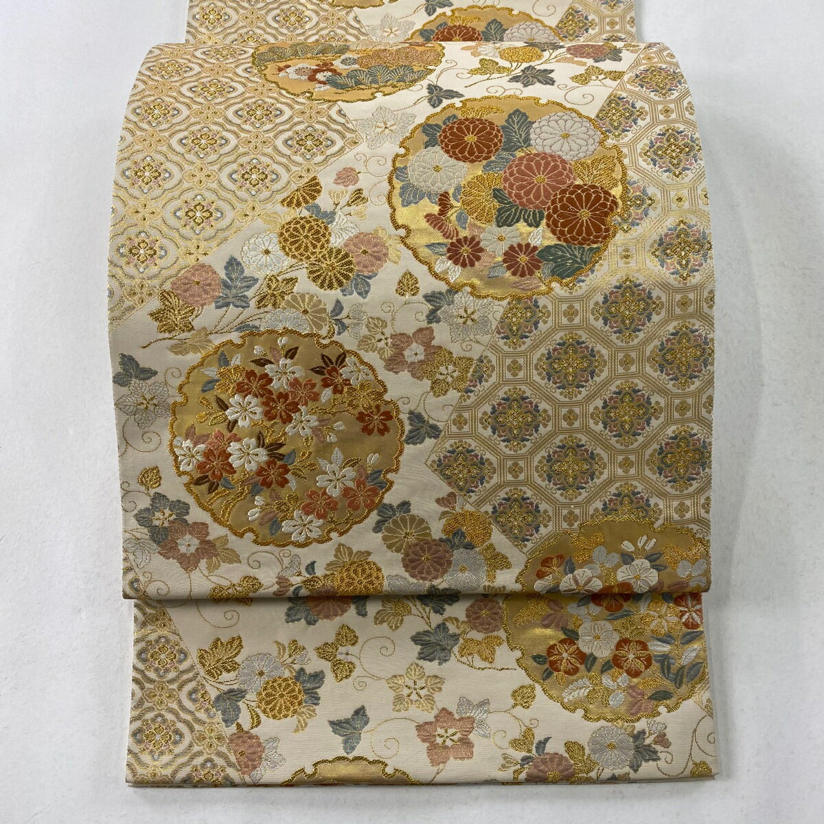 袋帯 美品 秀品 平文金 裂取雪輪文 草花 刺繍 金糸 ベージュ 六通 正絹 【中古】