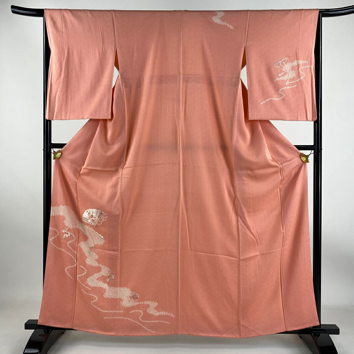 付下げ 身丈159.5cm 裄丈65cm M 袷 桧扇 草花 刺繍 絞り サーモンピンク 正絹 美品 優品 【中古】