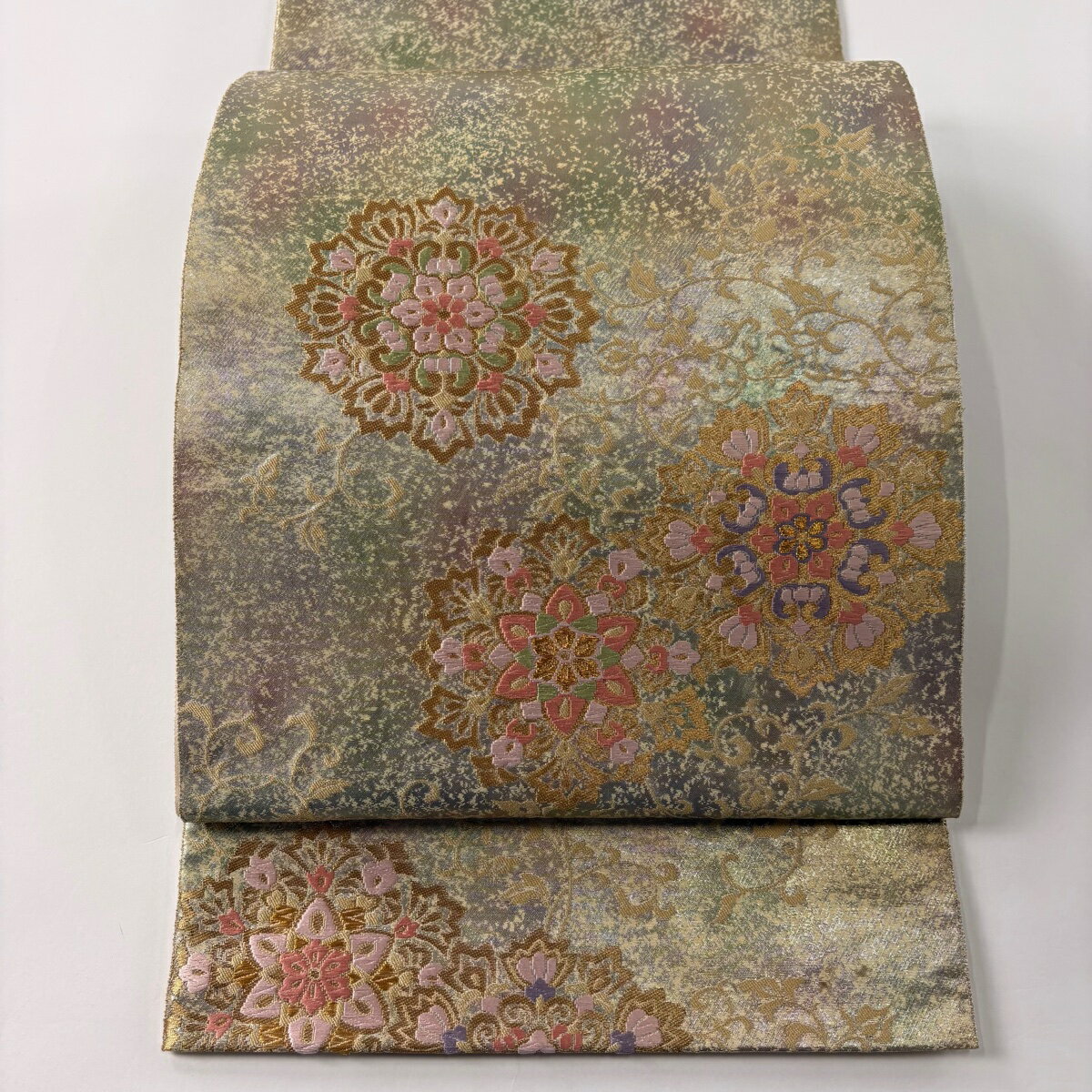 袋帯 秀品 服部織物 落款あり こはく錦 手工芸 華文 花唐草 刺繍 金糸 灰緑 お太鼓柄 正絹 【中古】