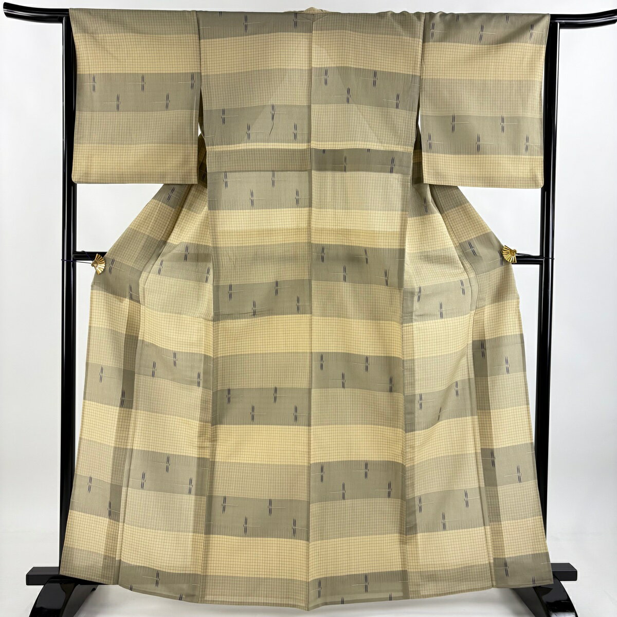 紬 身丈163cm 裄丈64cm M 薄物 夏紬 格子 トンボ 薄黄土色 正絹 秀品 【中古】 msp50