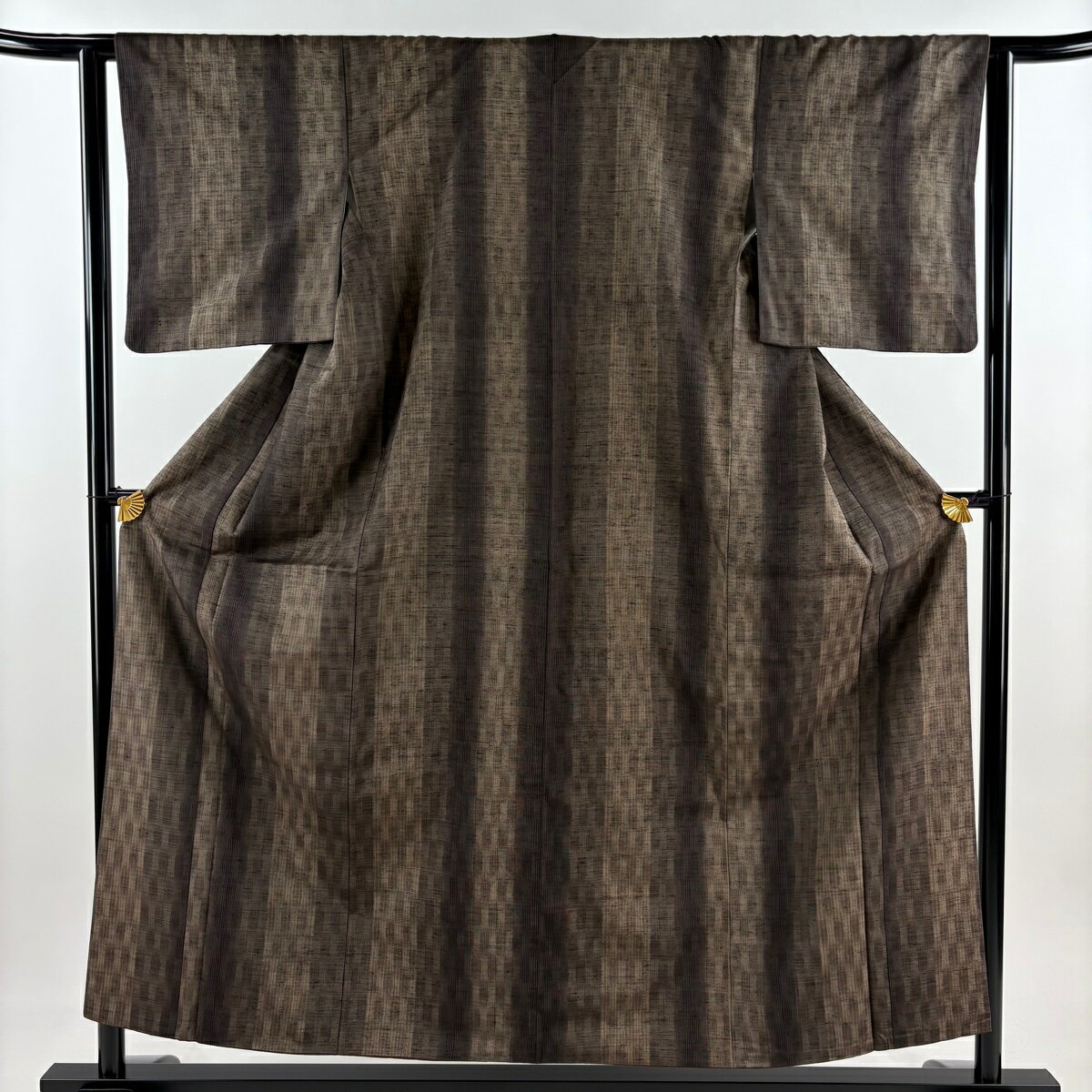 紬 身丈154.5cm 裄丈61cm S 袷 柿渋染 落款あり 証紙あり 縦縞 焦茶色 正絹 名品 【中古】 msp50