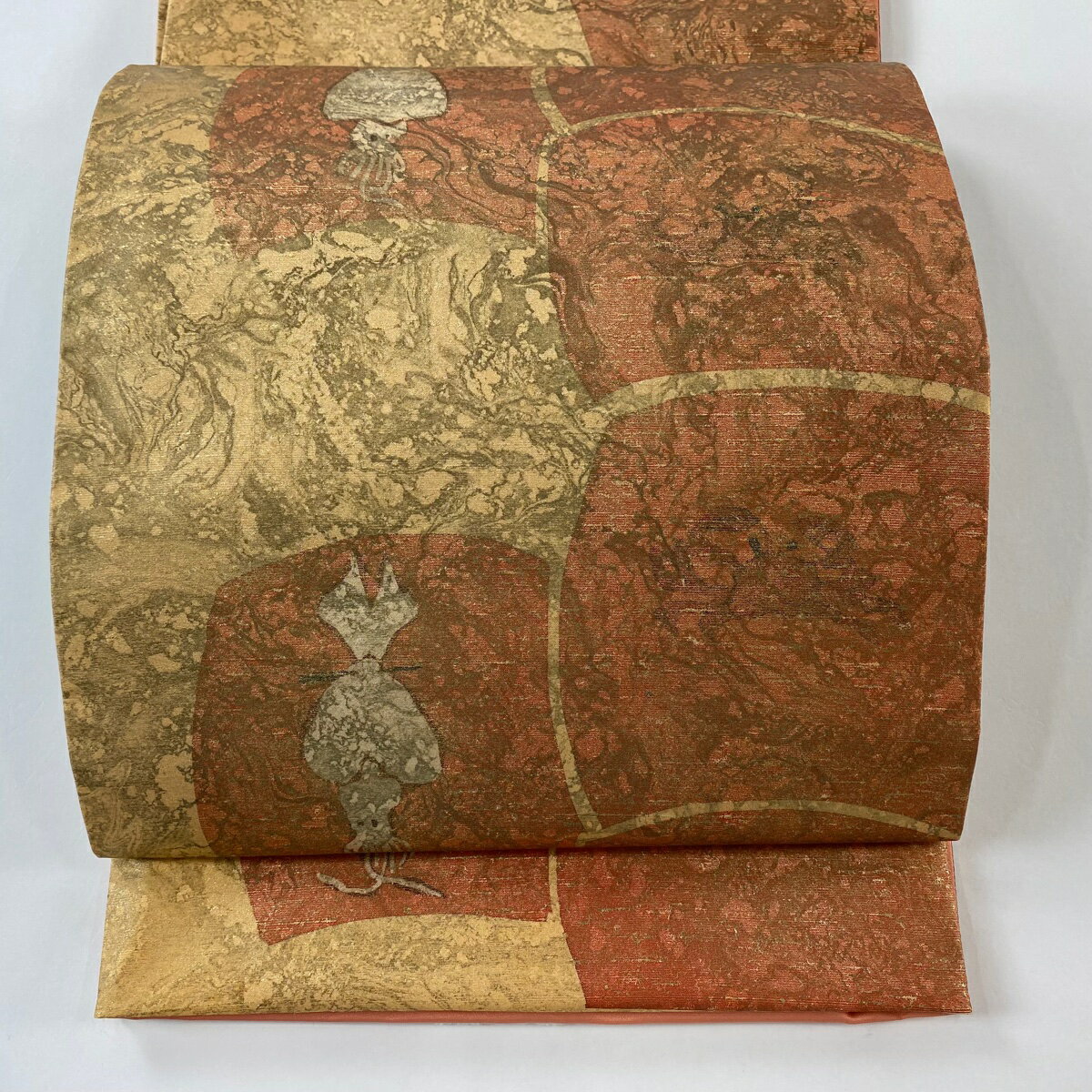 【美品】 袋帯 逸品 落款あり 証紙あり 牛首紬地 いか 蟹 金彩 薄オレンジ 六通 正絹 【中古】