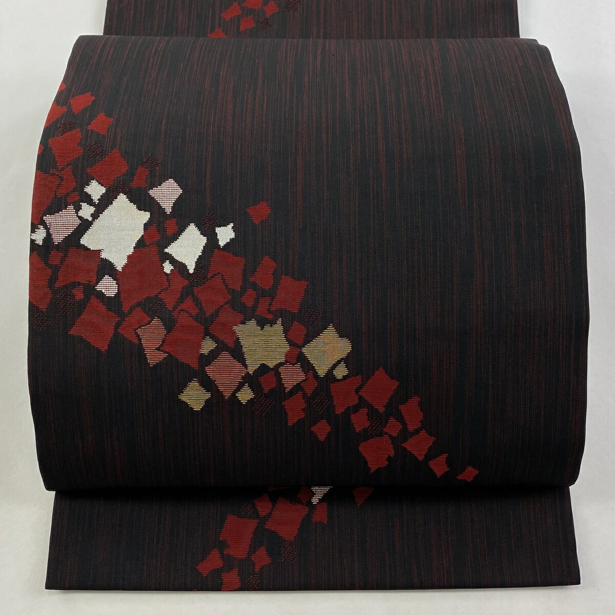 【美品】 開き名古屋帯 秀品 幾何学模様 縞 金糸 赤黒 正絹 【中古】