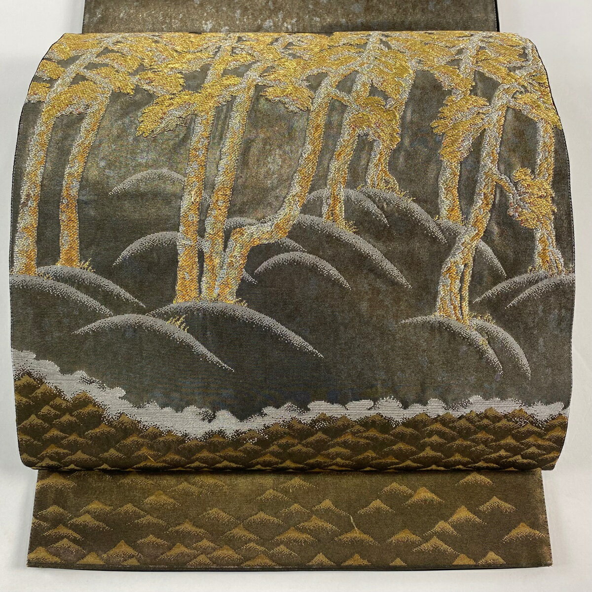 【美品】 袋帯 名品 じゅらく 落款あり 横山大観 白砂青松 金銀糸 箔 灰茶 お太鼓柄 正絹 【中古】