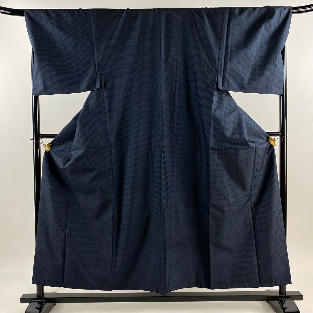 着物ランク 名品 素材 正絹 色 紺色 身丈 約156cm 裄丈 約70cm 袖丈 約48.5cm 袖幅 約37cm 前幅 約27.5cm 後幅 約32cm サイズ L 着物仕立て 袷 着用時期 10～5月 身丈2 約102.5cm 裄丈2 約72cm コメント 男性着物でございます。普段着やカジュアルなお洒落着として。 ワンランク上のアイテムとして着物を楽しんでみてはいかがでしょうか。 ※男性着物の着丈は身長から25～27cm引いたものを着用時の目安とさせていただきます。 ※身丈・裄丈の縫込みの長さは測っておりません。 着物は、衿周りや両袖口中に汚れがございます。 裏地所々にほこりの付着がございます。 羽織は、下前身頃にシミがございます。 リユース品としては良い状態で、まだまだご活用頂けると思われます。 ※なお、厳しく商品の状態確認を行っておりますが、記載の汚れ以外にも見落とし箇所がある可能性がある旨ご了承いただけますと幸いです。 沢山の商品の中からご覧いただき誠にありがとうございます。 状態ランク ランクB 着物着用シーン お洒落着用、カジュアル 対象 メンズ ご注意 ●商品写真は、極力現物に近い画像を選んでおりますが、閲覧するモニターの違いにより、現物と多少異なることがある場合がございます。イメージが違う等の返品につきましてはご遠慮ください。●商品は中古品の為、表記にない染みや傷がある場合も御座いますので、何卒御了承下さい。また、汚れの見解に関しましては個人差がございますので、神経質な方はご注文をお控えください。●寸法に関しましては、一品一品手作業での採寸であり、性質上生地の伸縮もございます。若干の誤差はご了承くださいませ。当店基準の採寸方法をご確認ください。●ごく稀にですが、樟脳やアンティーク特有の匂いがある場合がございます。匂いに関しては、商品コメントには記載しておりませんので、ご理解の上ご入札下さい。●実際の商品が商品ページの記載内容と異なった場合、速やかにご連絡ください。 ●掲載商品は複数店舗で同時販売している為、注文を頂いた時点で在庫がない場合が稀にございます。万が一欠品の際はご容赦ください。 【当店を装った悪質サイトにご注意ください!!】当店の商品画像や商品情報を不正に盗用した『偽サイト』の存在を確認しております。弊社とは一切関係がございません。被害にあわれない為にも閲覧・購入には十分ご注意ください。