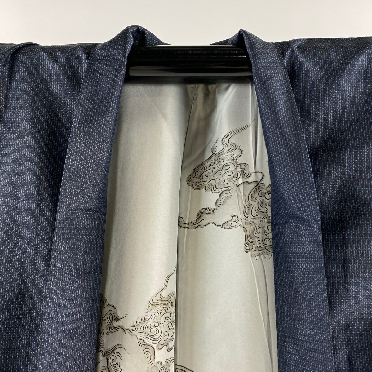 男着物 身丈97.5cm 裄丈68cm S 羽織 紬地 幾何学 濃紺 正絹 秀品 【中古】