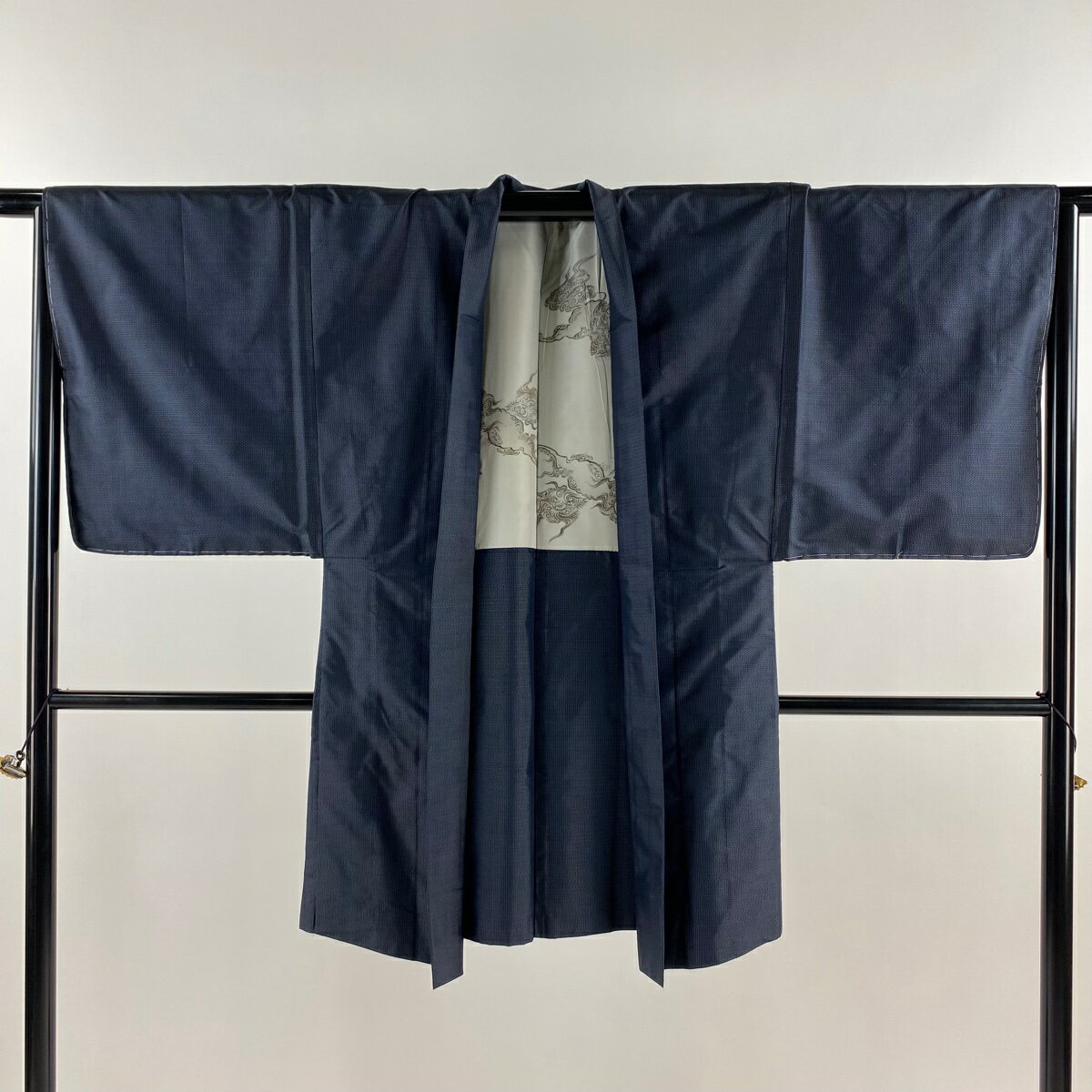 男着物 身丈97.5cm 裄丈68cm S 羽織 紬地 幾何学 濃紺 正絹 秀品 【中古】