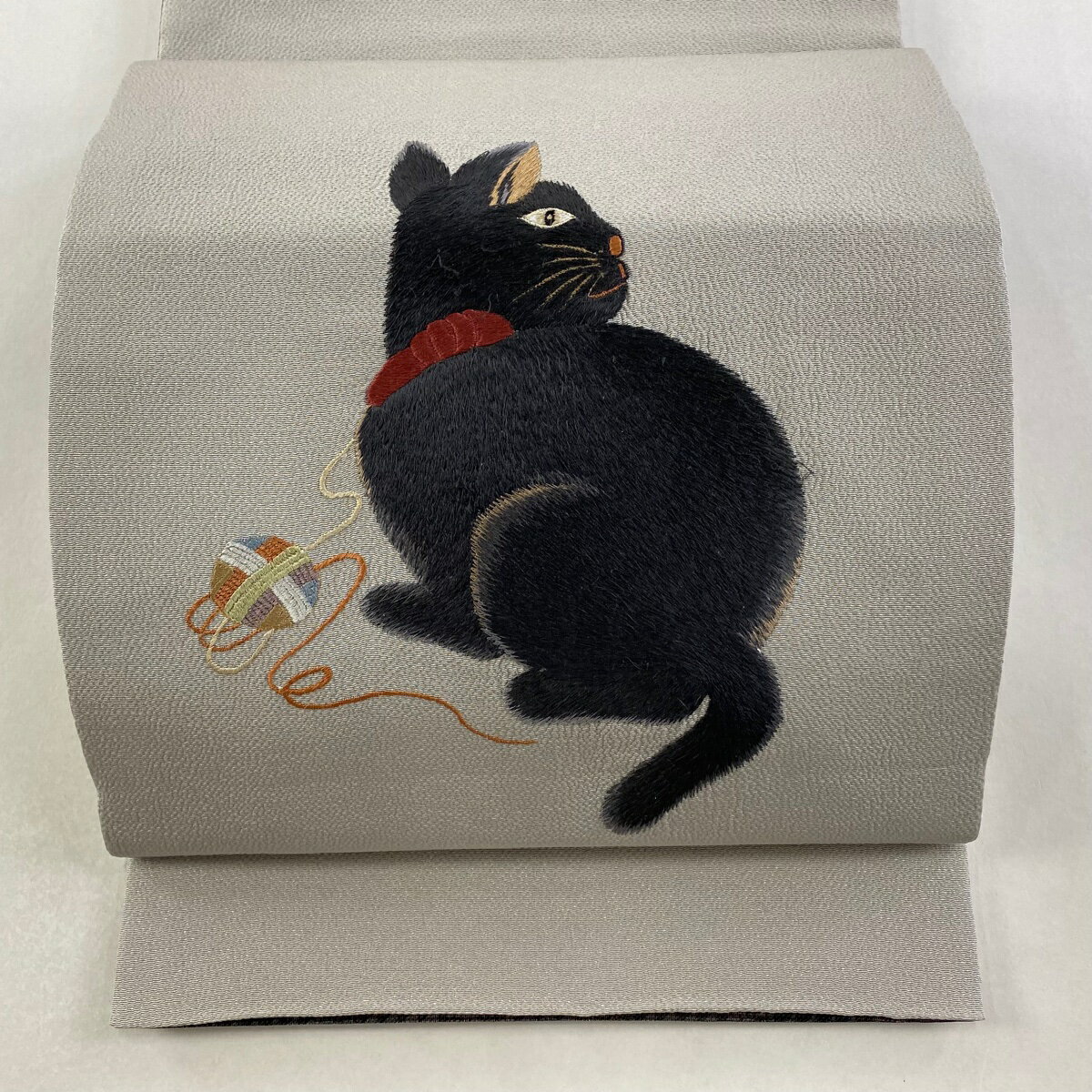 袋帯 逸品 猫と毛糸玉 鈴と鞠 刺繍 金糸 灰色 お太鼓柄 正絹 【中古】