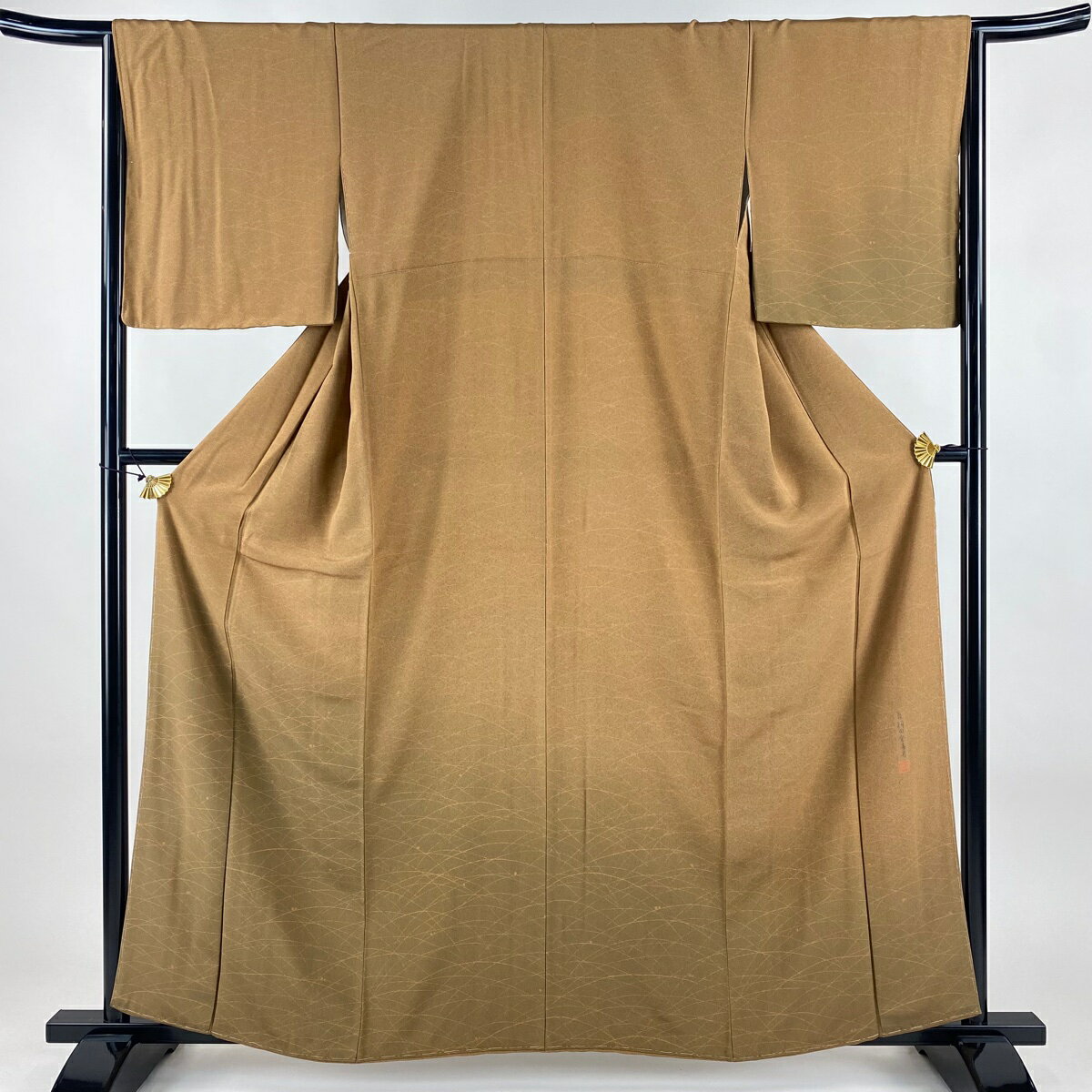 付下げ 身丈161cm 裄丈65cm M 袷 人間国宝 羽田登喜男 落款あり 露芝 ぼかし 山吹茶色 正絹 名品 【中古】
