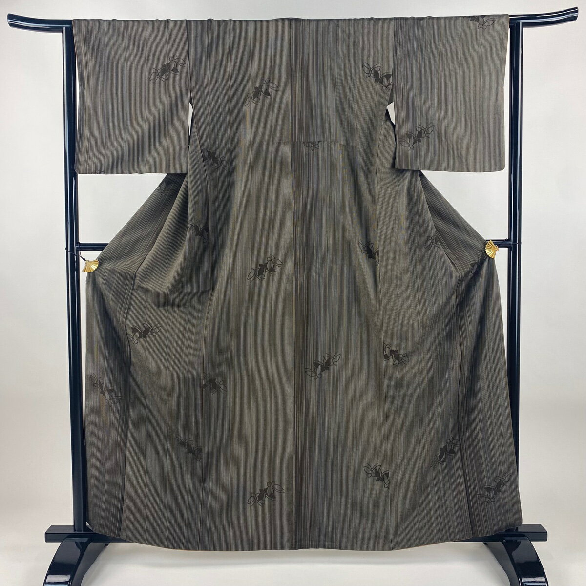 【美品】 紬 身丈162cm 裄丈63cm S 袷 蝶 縞 焦茶色 正絹 名品 【中古】