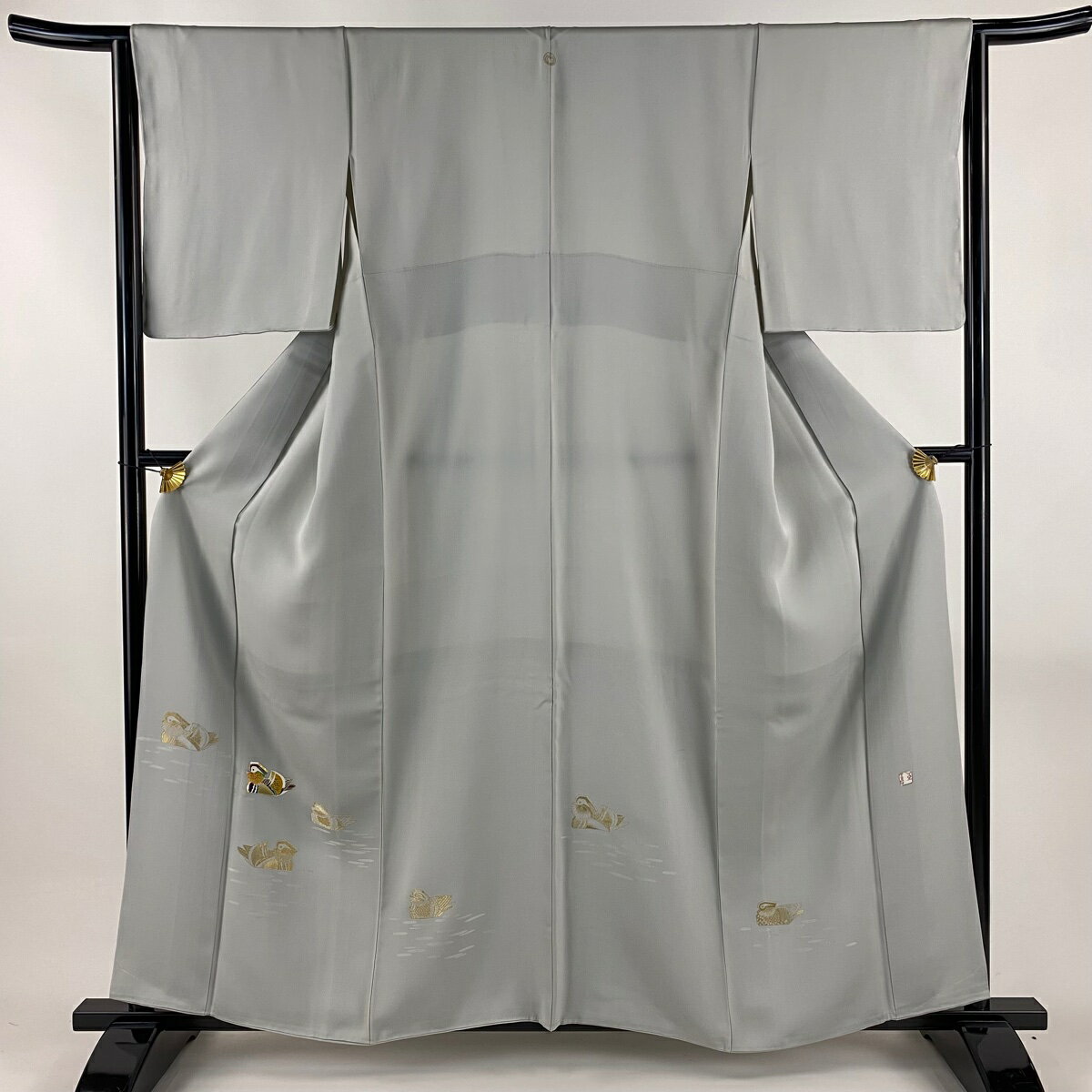 付下げ 身丈159cm 裄丈64cm M 袷 人間国宝 羽田登喜男 落款あり 鴛鴦 金糸 金銀彩 灰色 正絹 逸品 一つ紋 【中古】