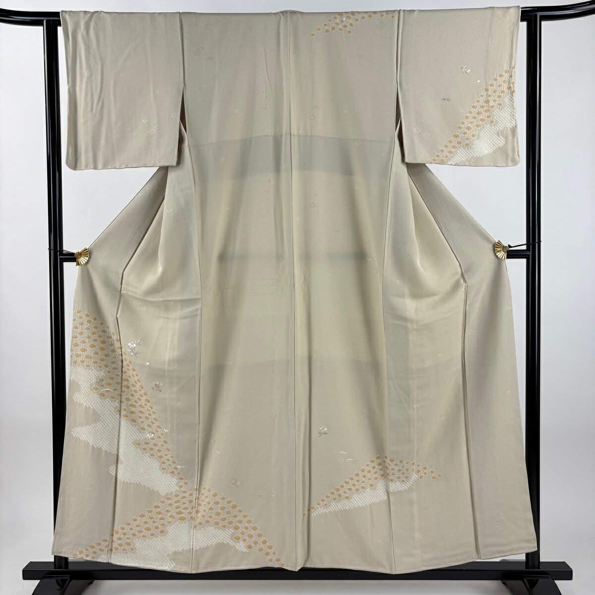 付下げ 身丈156.5cm 裄丈63.5cm S 袷 草花 霞 刺繍 絞り ベージュ 正絹 秀品 【中古】(4)