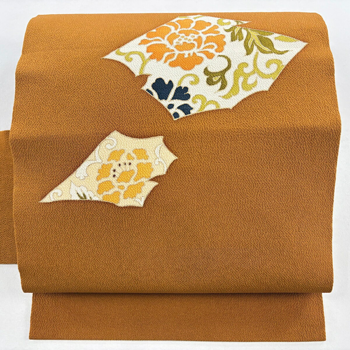 【美品】 名古屋帯 逸品 草花 幾何学 金彩 縮緬 山吹茶色 正絹 【中古】