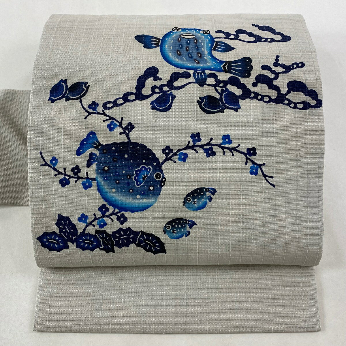 【美品】 名古屋帯 逸品 城間栄順 落款あり 琉球藍型 河豚 枝花 灰白 正絹 【中古】