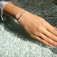 女性の細い手首に、1周すべてを唐草で立体的に装飾した細身のバングルをどうぞ。