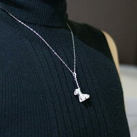 ぺたりと耳の垂れたおすわりシュナが大人しくおすわりしているチャームです。