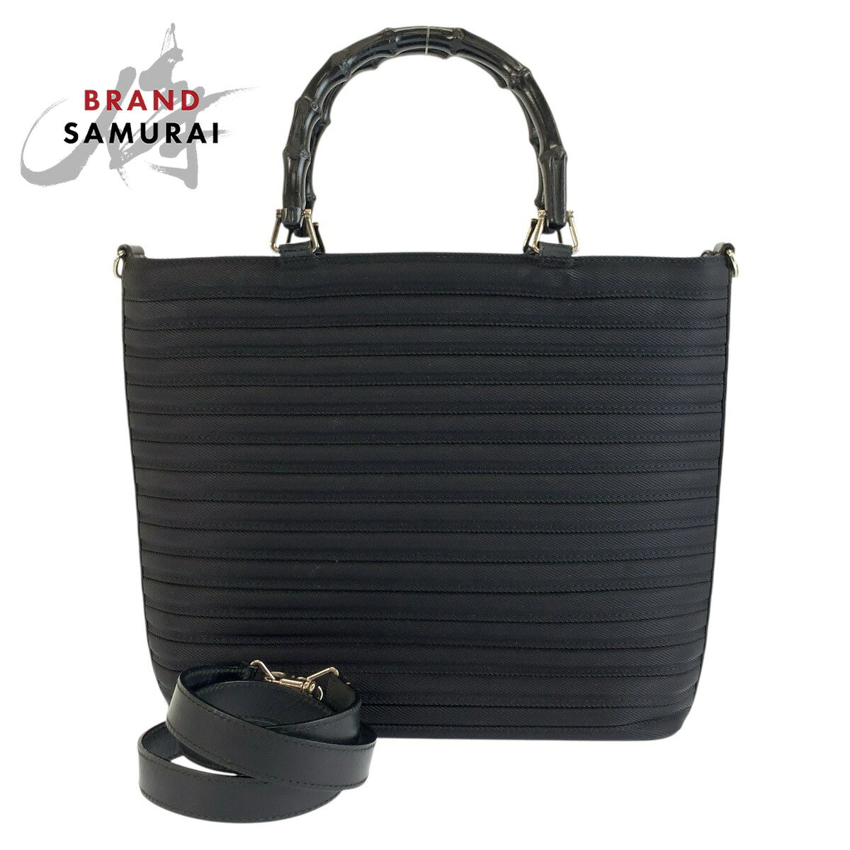 商品情報 管理番号604575 ブランドGUCCI/グッチ 型番000 1998 0588 対象レディース カラー ブラック 黒 シルバー金具 ラインバンブー 生産国イタリア 素材キャンバス サイズ W約28-31cm x H約25cm x D約9cmハンドル：約31cmショルダー：約89cm開口部31cm,底部28cm 仕様 開閉式：ファスナー内側： ファスナーポケット x 1 付属品ショルダーストラップ 状態ランク AB 薄汚れ、擦れ、小傷などはありますが、まだまだ使用できる商品です 僅かな糸とびと表面に押し型あります GUCCIを探す ハンドバッグ ショルダーバッグ 2wayを探す