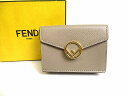 　 商品説明 【商品名】【展示保管品】&nbsp;FENDI&nbsp;フェンディ エフ イズ フェンディ FFモチーフ レザー マイクロ 3つ折り コンパクト財布 コンパクトウォレット&nbsp;カーキブラウン&nbsp;【中古】 展示保管品の為とても綺麗なお品です（新品同様の状態ですが、未開封の新品ではないので一見わかりにくい些細な傷や汚れは御了承くださいませ。） 【ブランド】FENDI 【カラー】カーキブラウン 【素材】カーフレザー 【サイズ】幅：約9.5-19.5cm　高さ：約7.5cm　マチ：約3cm ※あくまでも実寸なので多少の誤差はあるかもしれませんのでご了承ください。 【参考定価】63,800円 【製造刻印】- 【型番】8M0395 【機能】札入れ-1、小銭入れ-1、カード入れ-3 【付属品】箱 【商品状態】A ランク 商品詳細 （形状）良好 （素材の状態）良好 （四隅）良好 （内側）良好 （金具・ファスナー等）良好 （持ち手・ストラップ）- （その他）- 【ご注意事項】 写真に関して実物を忠実に再現しておりますが、光の加減やPCの環境により実際の色と微妙に異なる場合がございますのであらかじめご了承くださいませ。 新品と表記がされている商品以外はあくまでもUSED品なので、写真や文字で表記しきれない微細な点がある場合がある事をあらかじめご遠慮くださいませ。 商品についてのご質問や商品の写真をもっとご覧になりたい方はメール又はお電話にてお気軽にご連絡下さいませ。 全ての商品は平行して店頭販売をしております関係上、ご購入されてもすでに売り切れてしまっている場合がございますので、予めご了承下さいませ。尚、万が一その際は3日以内にご返金させて頂きます。 商品状態ランク表 ※商品ランクはあくまでも当店の判断基準の上で決定しておりますので人によって感じ方に多少の誤差があることはご了承ください。　