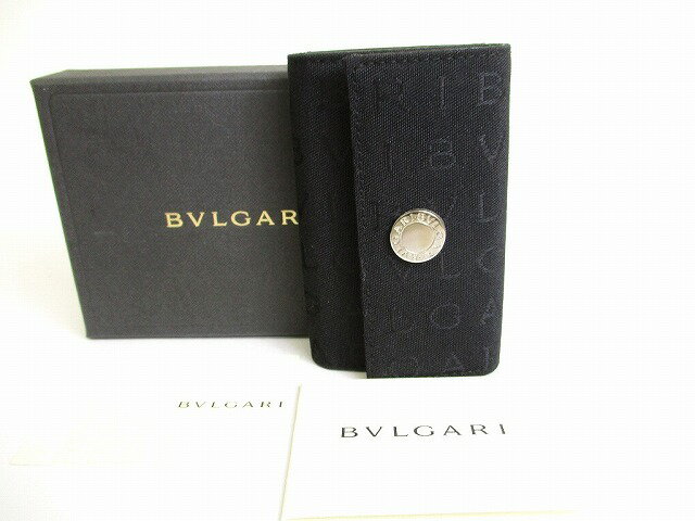 　 商品説明 【商品名】【未使用保管品】&nbsp;BVLGARI&nbsp;ブルガリ ロゴマニア 6連 キーケース キーリング メンズ レディース&nbsp;黒&nbsp;【中古】 未使用保管品の為とても綺麗なお品です（新品同様の状態ですが、未開封の新品ではないので一見わかりにくい些細な傷や汚れは御了承くださいませ。） 【ブランド】BVLGARI 【カラー】黒 【素材】キャンバス×レザー 【サイズ】約6cm×約10cm　奥行き：約2cm ※あくまでも実寸なので多少の誤差はあるかもしれませんのでご了承ください。 【参考定価】-円 【製造刻印】- 【型番】22235 【機能】キーリング×6 【付属品】取扱説明書、ギャランティーカード、箱 【商品状態】A ランク 商品詳細 （形状）良好 （素材の状態）良好 （四隅）良好 （内側）良好 （金具・ファスナー等）良好 （持ち手・ストラップ）- （その他）- 【ご注意事項】 写真に関して実物を忠実に再現しておりますが、光の加減やPCの環境により実際の色と微妙に異なる場合がございますのであらかじめご了承くださいませ。 新品と表記がされている商品以外はあくまでもUSED品なので、写真や文字で表記しきれない微細な点がある場合がある事をあらかじめご遠慮くださいませ。 商品についてのご質問や商品の写真をもっとご覧になりたい方はメール又はお電話にてお気軽にご連絡下さいませ。 全ての商品は平行して店頭販売をしております関係上、ご購入されてもすでに売り切れてしまっている場合がございますので、予めご了承下さいませ。尚、万が一その際は3日以内にご返金させて頂きます。 商品状態ランク表 ※商品ランクはあくまでも当店の判断基準の上で決定しておりますので人によって感じ方に多少の誤差があることはご了承ください。　