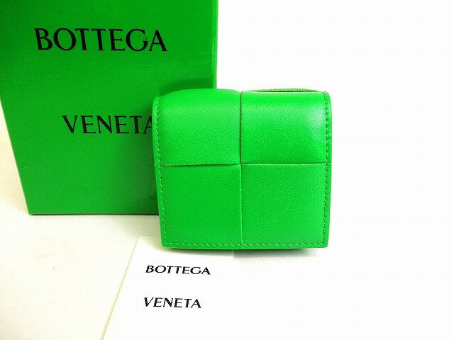 　 商品説明 【商品名】【未使用保管品】&nbsp;BOTTEGA VENETA&nbsp;ボッテガヴェネタ イントレチャート カーフスキン 小銭入れ カセット 折り畳みコインパース メンズ レディース&nbsp;パラキート&nbsp;【中古】 未使用保管品の為とても綺麗なお品です（新品同様の状態ですが、未開封の新品ではないので一見わかりにくい些細な傷や汚れは御了承くださいませ。） 【ブランド】BOTTEGA VENETA 【カラー】パラキート 【素材】カーフスキン 【サイズ】幅：約8cm　高さ：約7.5cm　奥行き：約2.5cm ※あくまでも実寸なので多少の誤差はあるかもしれませんのでご了承ください。 【参考定価】55,000円 【製造刻印】- 【型番】679846 【機能】- 【付属品】取扱説明書、箱 【商品状態】A ランク 商品詳細 （形状）良好 （素材の状態）良好 （四隅）良好 （内側）良好 （金具・ファスナー等）良好 （持ち手・ストラップ）- （その他）- 【ご注意事項】 写真に関して実物を忠実に再現しておりますが、光の加減やPCの環境により実際の色と微妙に異なる場合がございますのであらかじめご了承くださいませ。 新品と表記がされている商品以外はあくまでもUSED品なので、写真や文字で表記しきれない微細な点がある場合がある事をあらかじめご遠慮くださいませ。 商品についてのご質問や商品の写真をもっとご覧になりたい方はメール又はお電話にてお気軽にご連絡下さいませ。 全ての商品は平行して店頭販売をしております関係上、ご購入されてもすでに売り切れてしまっている場合がございますので、予めご了承下さいませ。尚、万が一その際は3日以内にご返金させて頂きます。 商品状態ランク表 ※商品ランクはあくまでも当店の判断基準の上で決定しておりますので人によって感じ方に多少の誤差があることはご了承ください。　