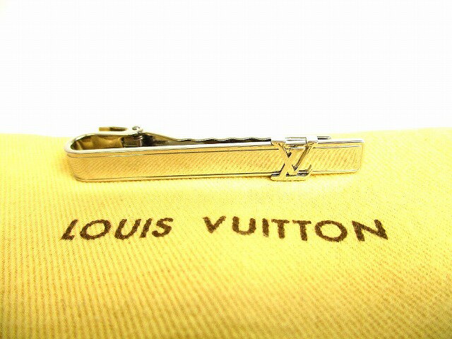 　 商品説明 【商品名】【極未使用保管品】&nbsp;LOUIS VUITTON&nbsp;ルイヴィトン パンス クラヴァット LVイニシャル ネクタイピン メンズ&nbsp;シルバー&nbsp;【中古】 未使用保管品の為とても綺麗なお品です（新品同様の状態ですが、未開封の新品ではないので一見わかりにくい些細な傷や汚れは御了承くださいませ。） 【ブランド】LOUIS VUITTON 【カラー】シルバー 【素材】スティール 【サイズ】長さ：約6cm　幅：約0.7cm ※あくまでも実寸なので多少の誤差はあるかもしれませんのでご了承ください。 【参考定価】48,400円 【製造刻印】RM1253 【型番】M61981 【機能】- 【付属品】保存袋 【商品状態】A ランク 商品詳細 （全体）良好 （その他）- 【ご注意事項】 写真に関して実物を忠実に再現しておりますが、光の加減やPCの環境により実際の色と微妙に異なる場合がございますのであらかじめご了承くださいませ。 新品と表記がされている商品以外はあくまでもUSED品なので、写真や文字で表記しきれない微細な点がある場合がある事をあらかじめご遠慮くださいませ。 商品についてのご質問や商品の写真をもっとご覧になりたい方はメール又はお電話にてお気軽にご連絡下さいませ。 全ての商品は平行して店頭販売をしております関係上、ご購入されてもすでに売り切れてしまっている場合がございますので、予めご了承下さいませ。尚、万が一その際は3日以内にご返金させて頂きます。 商品状態ランク表 ※商品ランクはあくまでも当店の判断基準の上で決定しておりますので人によって感じ方に多少の誤差があることはご了承ください。　