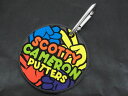 商品写真をクリックすると拡大写真をご覧頂けます。 品名SCOTTY CAMERON スコッティキャメロン ギャラリー限定 RO SHAM BO ロ・シャン・ボ じゃんけん パッティングディスク 程度未使用 S品 色グレー×オレンジ×黄×紫×青×緑 絵柄 じゃんけん サイズ 直径：約 10.8cm 付属品- コメントスコッティキャメロンから2022年ギャラリー限定のとても希少なパッティングディスクの入荷です♪カラフルな色合いでじゃんけんをモチーフにしたユーモア溢れるデザイン♪ベルトに付ければとてもオシャレなファッションアイテムに♪お持ちのスタンドバッグに付けてもとてもオシャレです♪ドリンクコースターにも♪ギフトにも最適です♪ ご注文前の注意事項 モニターにより商品の色の見え方が 実際の商品と多少異なる場合がございます。 当店では店頭販売も並行して行っております。タイミングによりご注文頂いても在庫切れの場合がございますのでご理解の程、宜しくお願い致します。