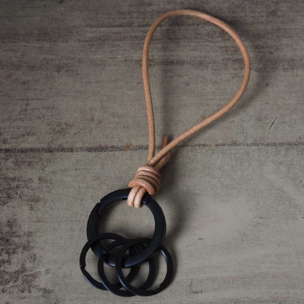 本革ストラップ付きフラット丸カラビナキーホルダー/ 3連キーリング