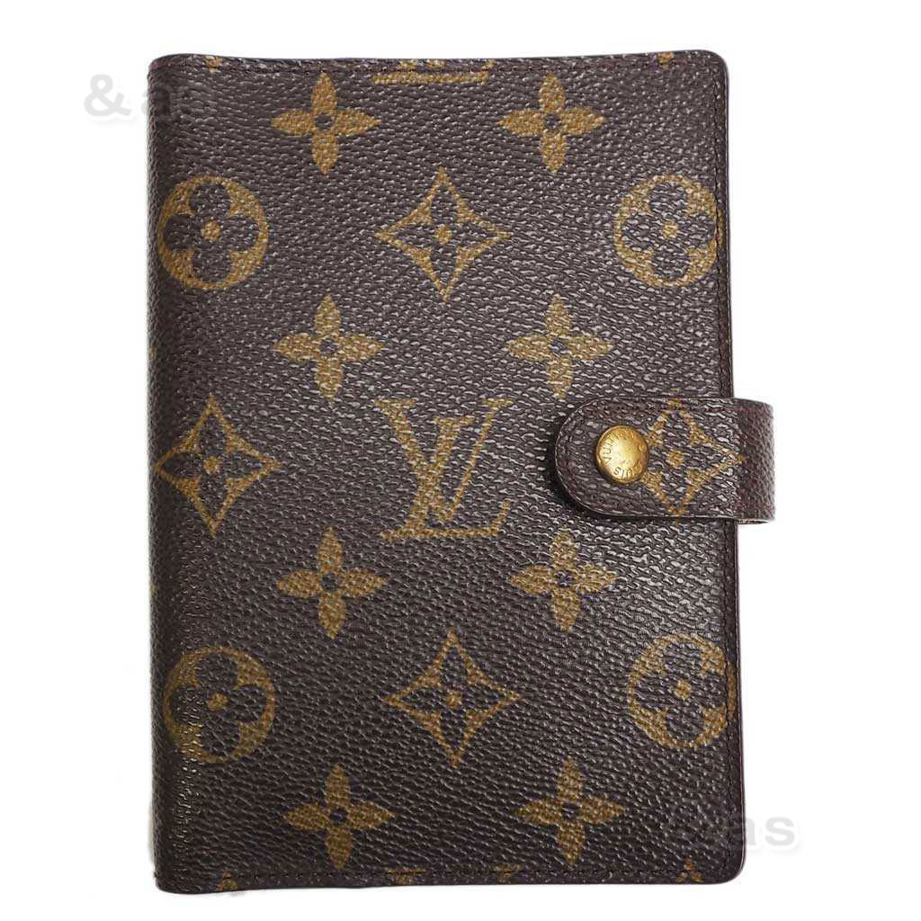 商品説明 管理番号 vkk441 ブランド ルイヴィトン LOUIS VUITTON 商品名 モノグラム アジェンダPM/手帳カバー R20005 サイズ 約タテ14.5/ヨコ10/マチ1cm カラー モノグラム 付属品 無し 仕様 カード3/ポケット2/ペンホルダー1 素材 PVC/革等 特記 SP0060 状態程度 中古B 商品詳細 モノグラムシリーズの6穴手帳カバー。レフィルは付属しません。表面に若干、テカりが見られ、縁反り、金具の色剥げが見られます。使用感、経年を感じるますが、問題なくご使用いただける状態です。 ※コチラの商品は【中古品】でございます。 出品の際にできる限り注意をしておりますが、商品説明につきましては目立つ箇所等を記載しておりますため、細かい部分や、見落としている傷・汚れ、多少のホツレなどある場合がございます。商品説明 管理番号 vkk441 ブランド ルイヴィトン LOUIS VUITTON 商品名 モノグラム アジェンダPM/手帳カバー R20005 サイズ 約タテ14.5/ヨコ10/マチ1cm カラー モノグラム 付属品 無し 仕様 カード3/ポケット2/ペンホルダー1 素材 PVC/革等 特記 SP0060 状態程度 中古B 商品詳細 モノグラムシリーズの6穴手帳カバー。レフィルは付属しません。表面に若干、テカりが見られ、縁反り、金具の色剥げが見られます。使用感、経年を感じるますが、問題なくご使用いただける状態です。 ※コチラの商品は【中古品】でございます。撮影時期、長期保管等により商品説明や掲載画像にない劣化のある場合がございます。 出品の際にできる限り注意をしておりますが、商品説明につきましては目立つ箇所等を記載しておりますため、細かい部分や、見落としている傷・汚れ、多少のホツレなどある場合がございます。細部やその他、説明以外に気になる箇所、部位は個人差がございますので、ご不安な点がございましたらご注文前にお問合せ下さい。状態ランク表記は当店目安です。※ご注文前に必ずコチラをご一読ください。