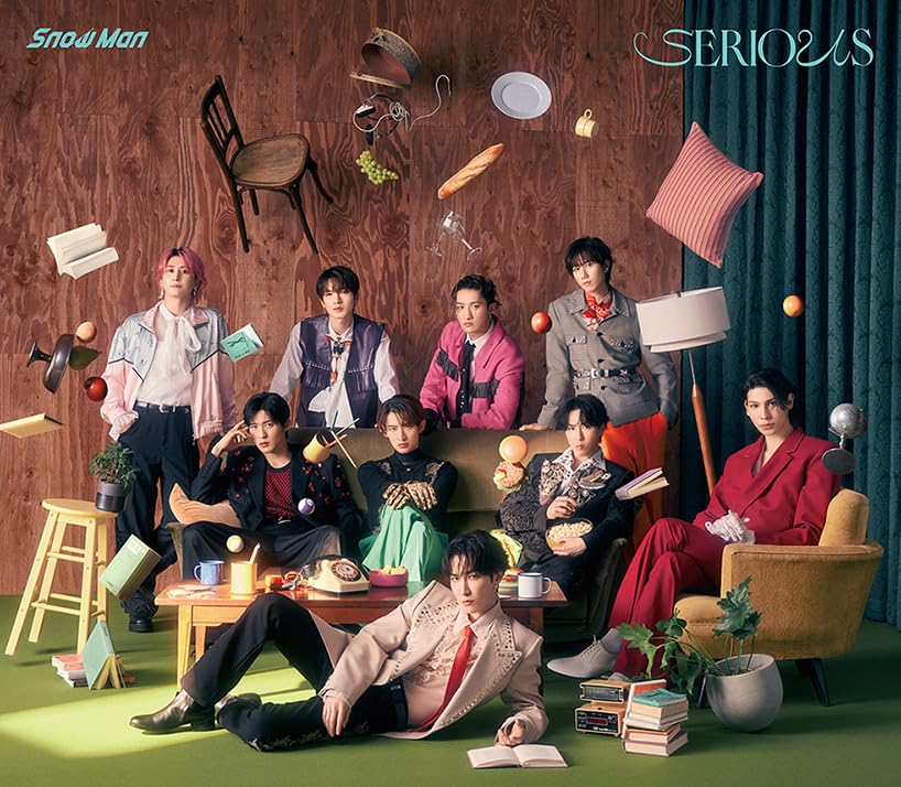 商品情報 商品の説明 内容紹介永続仕様：スリーブ永続特典(封入)：動画A視聴シリアルナンバー■解説Snow Man、約1年ぶりとなる12枚目のシングル「SERIOUS」が7月23日(水)に発売。表題曲「SERIOUS」は渡辺翔太が主演を務める映画『事故物件ゾク 恐い間取り』の主題歌。映画の世界観とリンクするような不気味な音や叫び声などが随所に散りばめられたミステリアスな雰囲気のあるR&Bのダンスナンバー。ミステリアスながらもスタイリッシュなサウンドになっており、思わず口ずさんでしまうようなメロディや印象的なベースラインのグルーヴ、そしてゾクゾクとした引力と謎めいた世界観の歌詞など、中毒性のある楽曲となっている。カップリングには、エレクトロ・ヒップホップ的なクールなサウンドに、よく聴くと誰もが知っている言葉が聴こえてくるような楽曲「Jack In The Box」と、日本の夏の風景を思い起こさせるような儚くも壮大で華麗なミディアムバラード「夏色花火」、そして、甘い歌詞の中にちょっとした遊び心などを詰め込んだ、ひたすら明るい王道ポップソング「ばきゅん」を収録。さらに初回盤A付属DVDには「SERIOUS」Music Video、「Jack In The Box」PerformanceVideoを、初回盤B付属DVDには「SERIOUS」マルチアングル映像 from Snow Man 1st Stadium Live Snow World、撮りおろし特典映像「一番度胸があるのは誰だ!?【肝っ玉キング決定戦】」と、各形態盛りだくさんの映像コンテンツを収録。■収録内容1. SERIOUS2. Jack In The Box【DVD収録内容】1. 「SERIOUS」Music Video2. 「Jack In The Box」 Performance Video3. Behind The Scenesメディア掲載レビューほかSnow Man、約1年ぶりとなる12枚目のシングルがリリース。表題曲「SERIOUS」は渡辺翔太が主演を務める映画『事故物件ゾク 恐い間取り』の主題歌。映画の世界観とリンクするような不気味な音や叫び声などが随所に散りばめられたミステリアスな雰囲気のあるR&Bのダンスナンバー。ミステリアスながらもスタイリッシュなサウンドになっており、思わず口ずさんでしまうようなメロディや印象的なベースラインのグルーヴ、そしてゾクゾクとした引力と謎めいた世界観の歌詞など、中毒性のある楽曲となっている。 (C)RS 主な仕様 SG+DVD