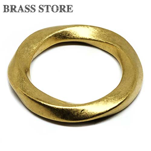 BRASS STORE ブラスストア / 真鍮製 ひねり リング(特大)直径63mm / ゴールド 輪っか パーツ ブラス カスタムパーツ キーホルダー キーリング カン レザークラフト 手芸用品 ブラス brass ウェーブ BRASS STORE ブラスストア / 真鍮製 ひねり リング(特大)直径63mm / ゴールド 輪っか パーツ ブラス カスタムパーツ キーホルダー キーリング カン レザークラフト 手芸用品 ブラス brass ウェーブ