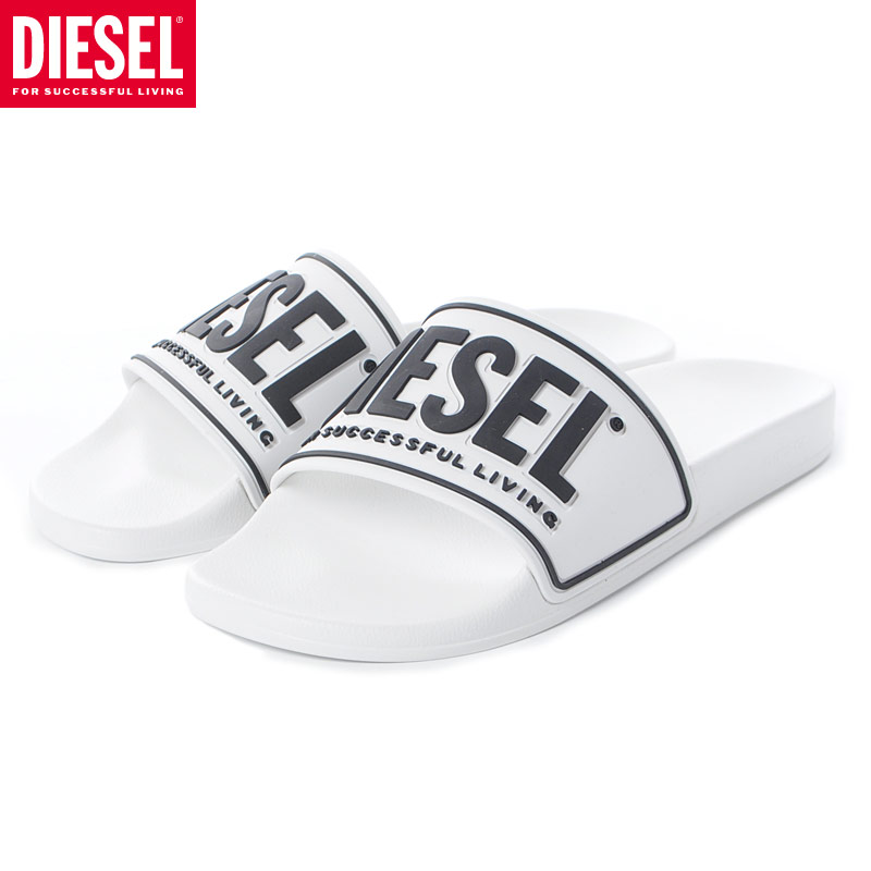 ディーゼル DIESEL シャワーサンダル ブランド SA-MAYEMI CC Y02801 P4441 ホワイト ■商品説明 甲部分には DIESEL ロゴで存在感がアピールされ、これ一足で足元にモードなインパクトをもたらしてくれるシャワーサンダル。 スポーティ＆ストリートテイストが漂う、抜群の存在感を放つアイテム。 カジュアルなデザインがビーチはもちろん色々なファッションスタイルに使えて、夏のお出掛けが楽しくなりそうなアイテム！ ■商品詳細 [ブランド] DIESEL ディーゼル [アイテム] シャワーサンダル [型番] Y02801 P4441 [カラー] ホワイト [素材] ポリウレタン樹脂 [生産国] ITALY [付属品] DIESEL専用箱 [サイズ(cm)※慨寸] 【日本対応サイズ/アウトソール】 40【25.5-26.0/27.7】 42【26.5-27.0/29.0】 44【28.0-28.5/30.2】 【 DIESEL ディーゼル 】 1978年にレンツォ・ロッソにより設立された『DIESEL(ディーゼル)』はハリウッドセレブやおしゃれモデルに愛される、言わずと知れた老舗ブランド。 DIESELのファッションが展開する、ジーンズからアクセサリーと幅広いラインナップのどれ1つとってみても、ディーゼルの特徴であるデザイン・ 素材・機能性全ての細部へのこだわりが凝縮されており、そのクォリティの高さには目を見張るものがあります。またファッション以外にも家具や 照明器具、テキスタイルといったホームコレクションなど、ライフスタイルブランドとして『DIESEL』の世界観を味わえるアイテムを幅広く展開して います。既成概念にとらわれないスタイルが自分の個性を表現する人々に絶大な人気を誇るストリートブランド、それがDIESELです。ディーゼル DIESEL シャワーサンダル ブランド SA-MAYEMI CC Y02801 P4441 ホワイト BRAND HISTORY DIESEL ディーゼル 1978年にレンツォ・ロッソにより設立された『DIESEL(ディーゼル)』はハリウッドセレブやおしゃれモデルに愛される、言わずと知れた老舗ブランド。 DIESELのファッションが展開する、ジーンズからアクセサリーと幅広いラインナップのどれ1つとってみても、ディーゼルの特徴であるデザイン・ 素材・機能性全ての細部へのこだわりが凝縮されており、そのクォリティの高さには目を見張るものがあります。またファッション以外にも家具や 照明器具、テキスタイルといったホームコレクションなど、ライフスタイルブランドとして『DIESEL』の世界観を味わえるアイテムを幅広く展開して います。既成概念にとらわれないスタイルが自分の個性を表現する人々に絶大な人気を誇るストリートブランド、それがDIESELです。 ディーゼル 他アイテムはこちら >>> DIESEL MENS COLLECTION 2023 SPRING & SUMMER DETAIL ITEM COMMENT 甲部分には DIESEL ロゴで存在感がアピールされ、これ一足で足元にモードなインパクトをもたらしてくれるシャワーサンダル。 スポーティ＆ストリートテイストが漂う、抜群の存在感を放つアイテム。 カジュアルなデザインがビーチはもちろん色々なファッションスタイルに使えて、夏のお出掛けが楽しくなりそうなアイテム ITEM INFORMATION サイズ 日本対応サイズアウトソール 4025.5-26.0cm27.7cm 4226.5-27.0cm29.0cm 4428.0-28.5cm30.2cm 詳細 素材ポリウレタン樹脂 生産国ITALY 付属品DIESEL専用箱 ブランド・DIESEL ディーゼル アイテム・シャワーサンダル 型番・Y02801 P4441 カラー・ホワイト 商品仕様 ・上記の基本サイズは全てがスタッフによる手作業での採寸となっております。商品の特性上、同じサイズの商品でも多少誤差が生じる場合がございます。 ・ご覧頂く際の環境やお使いのパソコン及び携帯電話の動作環境などにより、商品の色が実際の商品と若干異なる場合がございます。 ・掲載商品は、他店舗でも販売しておりますので、ご注文のタイミングよっては、在庫システムの都合により商品をご用意出来ない場合がございます。 　在庫管理には万全を期しておりますが、予めご了承下さい。 ・販売価格につきましては予告なく変更する場合がございます。