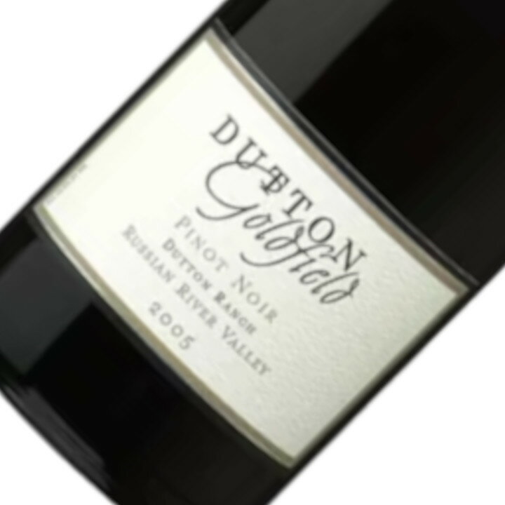 Dutton Goldfield / Pinot Noir Dutton Ranch 世界のワイン産地の情報を網羅する『ワイン・レポート』2009年度版にて、スタッグス・リープやオー・ボン・クリマに先立ち、最も偉大な生産者の筆頭に選ばれている。ソノマ最有力栽培家ダットン・ランチと敏腕醸造家がロシアン・リヴァー・ヴァレーで最高のワインを造り出す。 タイプ：赤ワイン 産地：アメリカ / カリフォルニア / ソノマ 主要ブドウ品種：ピノ・ノワール カリフォルニア州北部のノース・コーストに位置するソノマのロシアン・リヴァー・ヴァレーの西側地区は、卓越したシャルドネやピノ・ノワールの世界的な生産地として知られる。海岸線に近いため海からの冷たい霧が一定の割合でかかり、カルフォルニアならではの日照の豊富さと冷涼な気候の恩恵を受け、しっかりとした酸を残しながらブドウが完熟する。特に、その中でも独立したアペラシオンに認定されているグリーン・ヴァレーは、ペタルマ・ギャップと呼ばれる海岸沿いに並ぶ山脈の途切れ目から霧が流れ込む最初の場所にあるため一層冷涼な気候となり、果実の豊かさの中にも緊張感を保持したシャルドネやピノ・ノワールの産地として注目を集めている。 しかし、この地は最初から世界的なワイン生産地として認められていたわけではない。1960年代、ナパのワイン産業が活発になる一方で、ロシアン・リヴァー・ヴァレーの西側地区は高品質のワインを生産するには涼しすぎるとして、大量生産のスパークリングワイン用のブドウやリンゴなどの果樹が主に栽培されていた。この不遇の状況を変えたのは19世紀から果樹栽培を営んできたダットン家だ。この地のワインへのポテンシャルを予見した4代目のウォーレン・ダットンは、ダットン・ランチを設立して家業をブドウ栽培にシフトし、グリーン・ヴァレーに初めてシャルドネを植樹するなど、周囲の農家からの賛同が得られなくてもひたすら可能性を信じてブドウ栽培に取り組んだ。今やロシアン・リヴァー・ヴァレーを中心に約445haの畑を所有し、キスラーなど優良ワイナリー御用達のソノマの最有力栽培家となったダットン・ランチだが、この発展の一端を担ったのが息子のスティーヴ・ダットンと友人のダン・ゴールドフィールドである。 ダットン・ランチの現当主の一人であるスティーヴは幼い頃から家業を手伝い、32歳の時にはソノマ・カウンティから『年間最優秀若手醸造家』に選ばれた生粋のブドウ栽培家である。一方、ダンは1969年のブルゴーニュに感銘を受けてワインに人生を見出した科学者で、醸造家になるべくカリフォルニア大学デイヴィス校で学び、ロバート・モンダヴィで研修を積んだ。 2人はダンがブルゴーニュ・スタイルのシャルドネやピノ・ノワールで有名なラ・クレマで醸造責任者として働いていた時に知り合い、すぐに意気投合した。彼らはロシアン・リヴァー・ヴァレーで最も涼しい西側地区で最高のワインを造るという思いを分かち合い、ブドウ栽培にふさわしい場所を調査し、畑を拓き、そのキャラクターを研究するなど、実験的ともいえる活動を協力して行った。醸造家としての手腕を認められたダンがハートフォード・コートの設立を任されて以降もそれは変わらず、1990年代に彼の下で醸造を補佐した若き醸造家たちも、冷涼なロシアン・リヴァー・ヴァレーでの偉大なワイン造りを広めていった。 1998年、自ら育てた最高品質のブドウを最上のワインへ醸すため、スティーヴとダンはダットン・ゴールドフィールドを設立した。畑はもちろん、彼らが開発したといっても過言ではないロシアン・リヴァー・ヴァレーの冷涼な西側地区がメインである。誰もがうらやむダットン・ランチが所有する区画から、贅沢にも彼らの理想に適した畑を選りすぐり、スティーヴが特別に目をかけてブドウを栽培する。「自然と高い酸が維持される地所であること」を条件に選ばれたシャルドネの畑は、カルフォルニアでは珍しく灌漑をしない畑である。灌漑しない畑の方がブドウは深く根をはるという。その中でも自然と収量が制限され、凝縮したブドウが得られるため、高樹齢の畑のブドウが好んで使われている。また、「美しくなければピノ・ノワールではない」という考えから、十分に果実が成熟するが、アルコール度数は14%を超えない畑がピノ・ノワールの選定基準だ。カリフォルニアでこの条件を満たす冷涼なエリアは限られており、彼らが選ぶピノ・ノワールの畑はシャルドネより海抜が高い斜面に位置することが多い。 栽培と醸造の分業が確立しているアメリカにおいて、良い畑を確保することはワインの品質に直結する。優れた畑、熟練の栽培家、卓越した醸造家という得難い組み合わせの見本といえるダットン・ゴールドフィールドは、世界のワイン産地の情報を網羅する『ワイン・レポート』2009年度版にて、スタッグス・リープやオー・ボン・クリマに先立ち、最も偉大な生産者の筆頭に選ばれている。 タイプ：赤ワイン セパージュ：ピノ・ノワール 100% ヴィンテージ：2021 容量：750ml 熟成方法：小さな開放型発酵槽で発酵、フレンチオークのバリック10ヶ月熟成(新樽40%)。世界のワイン産地の情報を網羅する『ワイン・レポート』2009年度版にて、スタッグス・リープやオー・ボン・クリマに先立ち、最も偉大な生産者の筆頭に選ばれている。ソノマ最有力栽培家ダットン・ランチと敏腕醸造家がロシアン・リヴァー・ヴァレーで最高のワインを造り出す。 カリフォルニア州北部のノース・コーストに位置するソノマのロシアン・リヴァー・ヴァレーの西側地区は、卓越したシャルドネやピノ・ノワールの世界的な生産地として知られる。海岸線に近いため海からの冷たい霧が一定の割合でかかり、カルフォルニアならではの日照の豊富さと冷涼な気候の恩恵を受け、しっかりとした酸を残しながらブドウが完熟する。特に、その中でも独立したアペラシオンに認定されているグリーン・ヴァレーは、ペタルマ・ギャップと呼ばれる海岸沿いに並ぶ山脈の途切れ目から霧が流れ込む最初の場所にあるため一層冷涼な気候となり、果実の豊かさの中にも緊張感を保持したシャルドネやピノ・ノワールの産地として注目を集めている。 しかし、この地は最初から世界的なワイン生産地として認められていたわけではない。1960年代、ナパのワイン産業が活発になる一方で、ロシアン・リヴァー・ヴァレーの西側地区は高品質のワインを生産するには涼しすぎるとして、大量生産のスパークリングワイン用のブドウやリンゴなどの果樹が主に栽培されていた。この不遇の状況を変えたのは19世紀から果樹栽培を営んできたダットン家だ。この地のワインへのポテンシャルを予見した4代目のウォーレン・ダットンは、ダットン・ランチを設立して家業をブドウ栽培にシフトし、グリーン・ヴァレーに初めてシャルドネを植樹するなど、周囲の農家からの賛同が得られなくてもひたすら可能性を信じてブドウ栽培に取り組んだ。今やロシアン・リヴァー・ヴァレーを中心に約445haの畑を所有し、キスラーなど優良ワイナリー御用達のソノマの最有力栽培家となったダットン・ランチだが、この発展の一端を担ったのが息子のスティーヴ・ダットンと友人のダン・ゴールドフィールドである。 ダットン・ランチの現当主の一人であるスティーヴは幼い頃から家業を手伝い、32歳の時にはソノマ・カウンティから『年間最優秀若手醸造家』に選ばれた生粋のブドウ栽培家である。一方、ダンは1969年のブルゴーニュに感銘を受けてワインに人生を見出した科学者で、醸造家になるべくカリフォルニア大学デイヴィス校で学び、ロバート・モンダヴィで研修を積んだ。 2人はダンがブルゴーニュ・スタイルのシャルドネやピノ・ノワールで有名なラ・クレマで醸造責任者として働いていた時に知り合い、すぐに意気投合した。彼らはロシアン・リヴァー・ヴァレーで最も涼しい西側地区で最高のワインを造るという思いを分かち合い、ブドウ栽培にふさわしい場所を調査し、畑を拓き、そのキャラクターを研究するなど、実験的ともいえる活動を協力して行った。醸造家としての手腕を認められたダンがハートフォード・コートの設立を任されて以降もそれは変わらず、1990年代に彼の下で醸造を補佐した若き醸造家たちも、冷涼なロシアン・リヴァー・ヴァレーでの偉大なワイン造りを広めていった。 1998年、自ら育てた最高品質のブドウを最上のワインへ醸すため、スティーヴとダンはダットン・ゴールドフィールドを設立した。畑はもちろん、彼らが開発したといっても過言ではないロシアン・リヴァー・ヴァレーの冷涼な西側地区がメインである。誰もがうらやむダットン・ランチが所有する区画から、贅沢にも彼らの理想に適した畑を選りすぐり、スティーヴが特別に目をかけてブドウを栽培する。「自然と高い酸が維持される地所であること」を条件に選ばれたシャルドネの畑は、カルフォルニアでは珍しく灌漑をしない畑である。灌漑しない畑の方がブドウは深く根をはるという。その中でも自然と収量が制限され、凝縮したブドウが得られるため、高樹齢の畑のブドウが好んで使われている。また、「美しくなければピノ・ノワールではない」という考えから、十分に果実が成熟するが、アルコール度数は14%を超えない畑がピノ・ノワールの選定基準だ。カリフォルニアでこの条件を満たす冷涼なエリアは限られており、彼らが選ぶピノ・ノワールの畑はシャルドネより海抜が高い斜面に位置することが多い。 栽培と醸造の分業が確立しているアメリカにおいて、良い畑を確保することはワインの品質に直結する。優れた畑、熟練の栽培家、卓越した醸造家という得難い組み合わせの見本といえるダットン・ゴールドフィールドは、世界のワイン産地の情報を網羅する『ワイン・レポート』2009年度版にて、スタッグス・リープやオー・ボン・クリマに先立ち、最も偉大な生産者の筆頭に選ばれている。 生産者の概要 カリフォルニアで最も偉大な生産者のひとり。ソノマ最有力栽培家ダットン・ランチと敏腕醸造家がロシアン・リヴァー・ヴァレーで最高のワインを造りだす。 世界のワイン産地の情報を網羅する『ワイン・レポート』2009年度版にて、スタッグス・リープやオー・ボン・クリマに先立ち、最も偉大な生産者の筆頭に選ばれている。 現当主の一人であるスティーヴは幼い頃から家業を手伝い、32歳の時にはソノマ・カウンティから『年間最優秀若手醸造家』に選ばれた生粋のブドウ栽培家。 ダットン・ランチが所有する誰もがうらやむ区画から、贅沢にも彼らの理想に適した畑を選りすぐり、スティーヴが特別に目をかけてブドウを栽培する。畑は「自然と高い酸が維持される地所であること」を条件に選ばれている。 生産者のこだわり カリフォルニア州北部のノース・コーストに位置するソノマのロシアン・リヴァー・ヴァレーの西側地区は、卓越したシャルドネやピノ・ノワールの世界的な生産地として知られる。海岸線に近いため海からの冷たい霧が一定の割合でかかり、カルフォルニアならではの日照の豊富さと冷涼な気候の恩恵を受け、しっかりとした酸を残しながらブドウが完熟する。特に、その中でも独立したアペラシオンに認定されているグリーン・ヴァレーは、ペタルマ・ギャップと呼ばれる海岸沿いに並ぶ山脈の途切れ目から霧が流れ込む最初の場所にあるため一層冷涼な気候となり、果実の豊かさの中にも緊張感を保持したシャルドネやピノ・ノワールの産地として注目を集めている。 しかし、この地は最初から世界的なワイン生産地として認められていたわけではない。1960年代、ナパのワイン産業が活発になる一方で、ロシアン・リヴァー・ヴァレーの西側地区は高品質のワインを生産するには涼しすぎるとして、大量生産のスパークリングワイン用のブドウやリンゴなどの果樹が主に栽培されていた。この不遇の状況を変えたのは19世紀から果樹栽培を営んできたダットン家だ。この地のワインへのポテンシャルを予見した4代目のウォーレン・ダットンは、ダットン・ランチを設立して家業をブドウ栽培にシフトし、グリーン・ヴァレーに初めてシャルドネを植樹するなど、周囲の農家からの賛同が得られなくてもひたすら可能性を信じてブドウ栽培に取り組んだ。今やロシアン・リヴァー・ヴァレーを中心に約445haの畑を所有し、キスラーなど優良ワイナリー御用達のソノマの最有力栽培家となったダットン・ランチだが、この発展の一端を担ったのが息子のスティーヴ・ダットンと友人のダン・ゴールドフィールドである。 ダットン・ランチの現当主の一人であるスティーヴは幼い頃から家業を手伝い、32歳の時にはソノマ・カウンティから『年間最優秀若手醸造家』に選ばれた生粋のブドウ栽培家である。一方、ダンは1969年のブルゴーニュに感銘を受けてワインに人生を見出した科学者で、醸造家になるべくカリフォルニア大学デイヴィス校で学び、ロバート・モンダヴィで研修を積んだ。 2人はダンがブルゴーニュ・スタイルのシャルドネやピノ・ノワールで有名なラ・クレマで醸造責任者として働いていた時に知り合い、すぐに意気投合した。彼らはロシアン・リヴァー・ヴァレーで最も涼しい西側地区で最高のワインを造るという思いを分かち合い、ブドウ栽培にふさわしい場所を調査し、畑を拓き、そのキャラクターを研究するなど、実験的ともいえる活動を協力して行った。醸造家としての手腕を認められたダンがハートフォード・コートの設立を任されて以降もそれは変わらず、1990年代に彼の下で醸造を補佐した若き醸造家たちも、冷涼なロシアン・リヴァー・ヴァレーでの偉大なワイン造りを広めていった。 1998年、自ら育てた最高品質のブドウを最上のワインへ醸すため、スティーヴとダンはダットン・ゴールドフィールドを設立した。畑はもちろん、彼らが開発したといっても過言ではないロシアン・リヴァー・ヴァレーの冷涼な西側地区がメインである。誰もがうらやむダットン・ランチが所有する区画から、贅沢にも彼らの理想に適した畑を選りすぐり、スティーヴが特別に目をかけてブドウを栽培する。「自然と高い酸が維持される地所であること」を条件に選ばれた。 シャルドネの畑は、カリフォルニアでは珍しく灌漑をしない畑である。灌漑しない畑の方がブドウは深く根をはるという。その中でも自然と収量が制限され、凝縮したブドウが得られるため、高樹齢の畑のブドウが好んで使われている。 また、「美しくなければピノ・ノワールではない」という考えから、十分に果実が成熟するが、アルコール度数は14％を超えない畑がピノ・ノワールの選定基準だ。カリフォルニアでこの条件を満たす冷涼なエリアは限られており、彼らが選ぶピノ・ノワールの畑はシャルドネより海抜が高い斜面に位置することが多い。栽培と醸造の分業が確立しているアメリカにおいて、良い畑を確保することはワインの品質に直結する。優れた畑、熟練の栽培家、卓越した醸造家という得難い組み合わせの見本といえるダットン・ゴールドフィールドは、世界のワイン産地の情報を網羅する『ワイン・レポート』2009年度版にて、スタッグス・リープやオー・ボン・クリマに先立ち、最も偉大な生産者の筆頭に選ばれている。