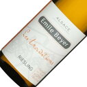 Riesling Tradition / Emile Beyer 所有するグランクリュ『アイシュベルグ』は砂岩を多く含むため優美なフィネスを備え、他の生産者とは一線を画す。アイシュベルクの斜面下及びエギスハイムの集落の南側にある自社畑のブドウと、リクヴィルやファッフェンハイムなど中部アルザスからの買付けブドウをブレンド。 タイプ：白ワイン 産地：フランス / アルザス / 主要ブドウ品種：リースリング 熟度の高いクリアな果実をクリスピーな酸の背骨が支える。南部アルザスらしいふくよかな味わいが楽しめる。 タイプ：白ワイン セパージュ：リースリング100% ヴィンテージ：2022 容量：750ml 熟成方法：ステンレスタンクで澱と共に7ヶ月。所有するグランクリュ『アイシュベルグ』は砂岩を多く含むため優美なフィネスを備え、他の生産者とは一線を画す。アイシュベルクの斜面下及びエギスハイムの集落の南側にある自社畑のブドウと、リクヴィルやファッフェンハイムなど中部アルザスからの買付けブドウをブレンド。 熟度の高いクリアな果実をクリスピーな酸の背骨が支える。南部アルザスらしいふくよかな味わいが楽しめる。 生産者の概要 所有畑はエギスハイム周辺に17ha存在する他、北はサンティポリットから南はオルシュヴィルまで中部アルザスの栽培農家からブドウを買い付けるネゴシアン業も営んでいるが、低収量でブドウを完熟させるという信念に変わりはない。除草剤や殺虫剤は使用せず、基本的にビオロジックで栽培。醸造ではピノ・ノワール以外はステンレスタンクを用いており、時に半年以上も続く自然酵母でのアルコール発酵のおかげで豊かな香りとボディが生まれる。 2008年までは村の中心にある築400年の古いセラーでワイン造りを行っていたが、2009年に醸造機能を郊外に新築したセラーに移転。合理的かつ実用的な設備により、品質管理が容易になり、テロワールの個性が明確なワインの更なる追求が可能となった。この時期を節目として様々なメディアに注目されており、フランスのワイン評価誌『ラ・レヴュ・デュ・ヴァン・ド・フランス』ではアルザスのトップ生産者の一人として取り上げられている。