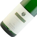 Riesling Edition / Querbach [2010] 著名なドイツワイン評価誌アイヒェルマンにて、5ツ星中で4.5ツ星の生産者評価を受けた。口に含むと香り同様に上品な熟成感があり、一方でリンゴを思わせる爽やかな果実味が口いっぱいに広がる。中盤からはスパイシーで溌溂とした酸を感じ、十分なエアレーションをすることでフィニッシュにかけてミネラルがより強調される。 タイプ：白ワイン 産地：ドイツ / ラインガウ 主要ブドウ品種：リースリング ヴィンケル村周辺のブドウを使用。海抜120mで南向き、土壌は粘土&黄土。熟成に由来するリースリングのエレガントな香りがありながらも、生き生きとした柑橘系果実のニュアンスも感じられる。 タイプ：白ワイン セパージュ：リースリング100% ヴィンテージ：2010 容量：750ml 熟成方法：ステンレスタンクでゆっくりと7ヶ月発酵、澱と共に2ヶ月熟成。著名なドイツワイン評価誌アイヒェルマンにて、5ツ星中で4.5ツ星の生産者評価を受けた。ヴィンケル村周辺のブドウを使用。海抜120mで南向き、土壌は粘土&黄土。熟成に由来するリースリングのエレガントな香りがありながらも、生き生きとした柑橘系果実のニュアンスも感じられる。 口に含むと香り同様に上品な熟成感があり、一方でリンゴを思わせる爽やかな果実味が口いっぱいに広がる。中盤からはスパイシーで溌溂とした酸を感じ、十分なエアレーションをすることでフィニッシュにかけてミネラルがより強調される。 生産者の概要 ライン川が東西に流れるラインガウ地方では南向きのブドウ畑が一面に広がっており、川からの照り返しを受けるだけでなく、北にそびえるタウナス連山が寒気を遮ってくれる。このため、北緯50°に位置していながらも比較的温暖な気候で、ブドウ栽培に理想的な環境となっており、ドイツに5つしかない特別畑(オルツタイルラーゲ)の4つを見つけることができる。これらの畑に囲まれたエーストリッヒ村にクヴェアバッハはワイナリーを構えており、その起源は1650年にまで遡ることができ、現在は19代目当主のピーターがエーストリッヒ村の2つの銘醸畑(ドースベルクとレンヒェン)、隣接するヴィンケル村とハルガルテン村に合計で10haの畑を所有している。 クヴェアバッハは著名なドイツワイン評価誌アイヒェルマンにて5ツ星中で4.5ツ星の生産者評価を受け、土地と品種の個性の模範となるワインがノミネートされるモンド・クラシック・ライブラリーにフラッグシップであるドースベルクのリースリングが選出されている。同賞には、ゲオルグ・ブロイヤー、ロバート・ヴェイル、ドゥンホフ、ヴィットマン、マーカス・モリトール、エムリッヒ・シェーンレバーといったドイツ最高峰のワイナリーがノミネートされている。