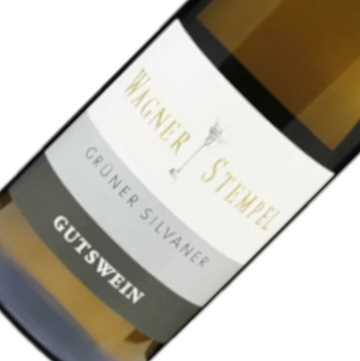 Gruner Silvaner / Wagner Stempel [2022] 2004年には、プレミアムワイン生産者グループであるVDPのメンバーとなり、有名なドイツワイン評価誌アイヒェルマンで「新人賞」を獲得、またゴーミヨ誌からは、「彼のワインは本当に特別である」と絶賛される。樹齢は6-35年、ジーファースハイム村近郊の複数の畑のブドウをブレンドしてつくられる。熟したリンゴや洋ナシに加え干し草やスイートコーンなどの要素が感じられるアロマ。 タイプ：白ワイン 産地：ドイツ / ラインヘッセン / 主要ブドウ品種：シルヴァーナー（シルヴァネール） 液体にはツヤ感と弾力感の双方があり、大変にジューシー。この果実味を爽やかな酸味と豊富なミネラルが支え合い見事なバランスを生み出している。力強く長い余韻も楽しめる。ラインヘッセンのシルヴァーナーの魅力を知るきっかけとなる一本。 タイプ：白ワイン セパージュ：シルヴァーナー（シルヴァネール）100% ヴィンテージ：2022 容量：750ml 熟成方法：ステンレスタンク&ジャーマンオークの大樽で発酵、6ヶ月熟成。2004年には、プレミアムワイン生産者グループであるVDPのメンバーとなり、有名なドイツワイン評価誌アイヒェルマンで「新人賞」を獲得、またゴーミヨ誌からは、「彼のワインは本当に特別である」と絶賛される。樹齢は6-35年、ジーファースハイム村近郊の複数の畑のブドウをブレンドしてつくられる。熟したリンゴや洋ナシに加え干し草やスイートコーンなどの要素が感じられるアロマ。 液体にはツヤ感と弾力感の双方があり、大変にジューシー。この果実味を爽やかな酸味と豊富なミネラルが支え合い見事なバランスを生み出している。力強く長い余韻も楽しめる。ラインヘッセンのシルヴァーナーの魅力を知るきっかけとなる一本。 生産者の概要 ヴァグナー・シュテンぺルはラインヘッセンの最西部にあるジーファースハイム村に18haの畑を持つ。テロワールの優位性は、まず風化した流紋岩(石英比率の高い斑岩で、火山岩の一種)土壌のため収量がとても低いこと。次に石が多く酸性で栄養分が少ないこと。最後にローム質の表土がかなり薄い(50cm未満のところもある)ため、適度な保水力に加え、蓄熱性が高いことだ。リースリング、特に古樹はとりわけこうした条件を好む。こうした好条件の下、ブドウは有機栽培によって育てられ、酵母や亜硫酸を添加しないマストをステンレスタンクや伝統的なオーク樽で自然発酵させる。 2004年には、プレミアムワイン生産者グループであるVDPのメンバーとなり、有名なドイツワイン評価誌アイヒェルマンによって「新人賞」を与えられ、またゴーミヨ誌からは「彼のワインは本当に特別である」と絶賛される。ワインの品質が素晴らしいことは言うに及ばないが、歴史的な観点から見てもラインヘッセンを語る上で決して外してはならないのがこのヴァグナー・シュテンペルだ。