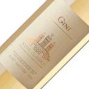 Soave Classico / Gini 確かな歴史とテロワールの圧倒的優位性を持ち、3大ソアーヴェの一角に数えられる生産者。リンゴとピンクグレープフルーツのソルベ、レモンライムのアロマに、ハチミツを含むような甘やかな白い花々のヒント。そこにアーモンドのニュアンスが加わり、ピュアでありながらも複雑味がある。ジーニの畑を最大限に表現した1本。 タイプ：白ワイン 産地：イタリア / ヴェネト / 主要ブドウ品種：ガルガーネガ 確かな歴史とテロワールの圧倒的優位性を持ち、3大ソアーヴェの一角に数えられる。所有するクリュ・フロスカからは熟成ポテンシャルの高い上級キュヴェを生産しており、その質はソアーヴェの最高峰であるばかりか、イタリア、ひいては世界でも屈指の白ワインだと言っても過言ではない。 タイプ：白ワイン セパージュ：ガルガーネガ100% ヴィンテージ：2022 容量：750ml 熟成方法：ステンレスタンクで発酵、澱と共に6ヶ月熟成。確かな歴史とテロワールの圧倒的優位性を持ち、3大ソアーヴェの一角に数えられる生産者。リンゴとピンクグレープフルーツのソルベ、レモンライムのアロマに、ハチミツを含むような甘やかな白い花々のヒント。そこにアーモンドのニュアンスが加わり、ピュアでありながらも複雑味がある。ジーニの畑を最大限に表現した1本。 確かな歴史とテロワールの圧倒的優位性を持ち、3大ソアーヴェの一角に数えられる。所有するクリュ・フロスカからは熟成ポテンシャルの高い上級キュヴェを生産しており、その質はソアーヴェの最高峰であるばかりか、イタリア、ひいては世界でも屈指の白ワインだと言っても過言ではない。 生産者の概要 ピエロパン、アンセルミと並び3大ソアーヴェと称えられるジーニはテロワールの優位性が認められたソアーヴェ・クラッシコ中心部に畑を所有し、1500年からブドウ栽培に携わってきた長い歴史を持つ。サルヴァレンツァはフロスカ内で最も古いブドウが植わる区画で平均樹齢は80年、その内の1/3がプレ・フィロキセラの樹齢100年以上の自根の古木だ。根は10m近くまで深く伸び、火山性土壌由来のミネラルをしっかりと吸い上げワインに映し込む。自根由来のパワーと複雑さ、豊かな果実味、ミネラル、酸が1つとなった彼らのトップキュヴェ、サルヴァレンツァの熟成ポテンシャルは10〜20年にも及ぶ。 ガンベロ・ロッソは「ジーニ兄弟は、ソアーヴェの名を偉大なものにした貢献者の一人であり、その土地とブドウに強い絆を持ち、フィネス溢れる長期の熟成に耐えうるワインを生み出す」と評し、マット・クレイマー、アントニオ・ガローニ、ジャンシス・ロビンソンなど錚々たるワイン評論家もソアーヴェのトップ生産者としてジーニの名前を挙げている。さらに、2017年には、彼らのスタンダード・キュヴェであるソアーヴェ・クラッシコがワイン・スペクテーター誌のTop 100 Winesに選出された。ジーニのワインはソアーヴェの最高峰であるだけでなく、世界屈指の白ワインと言っても過言ではない。